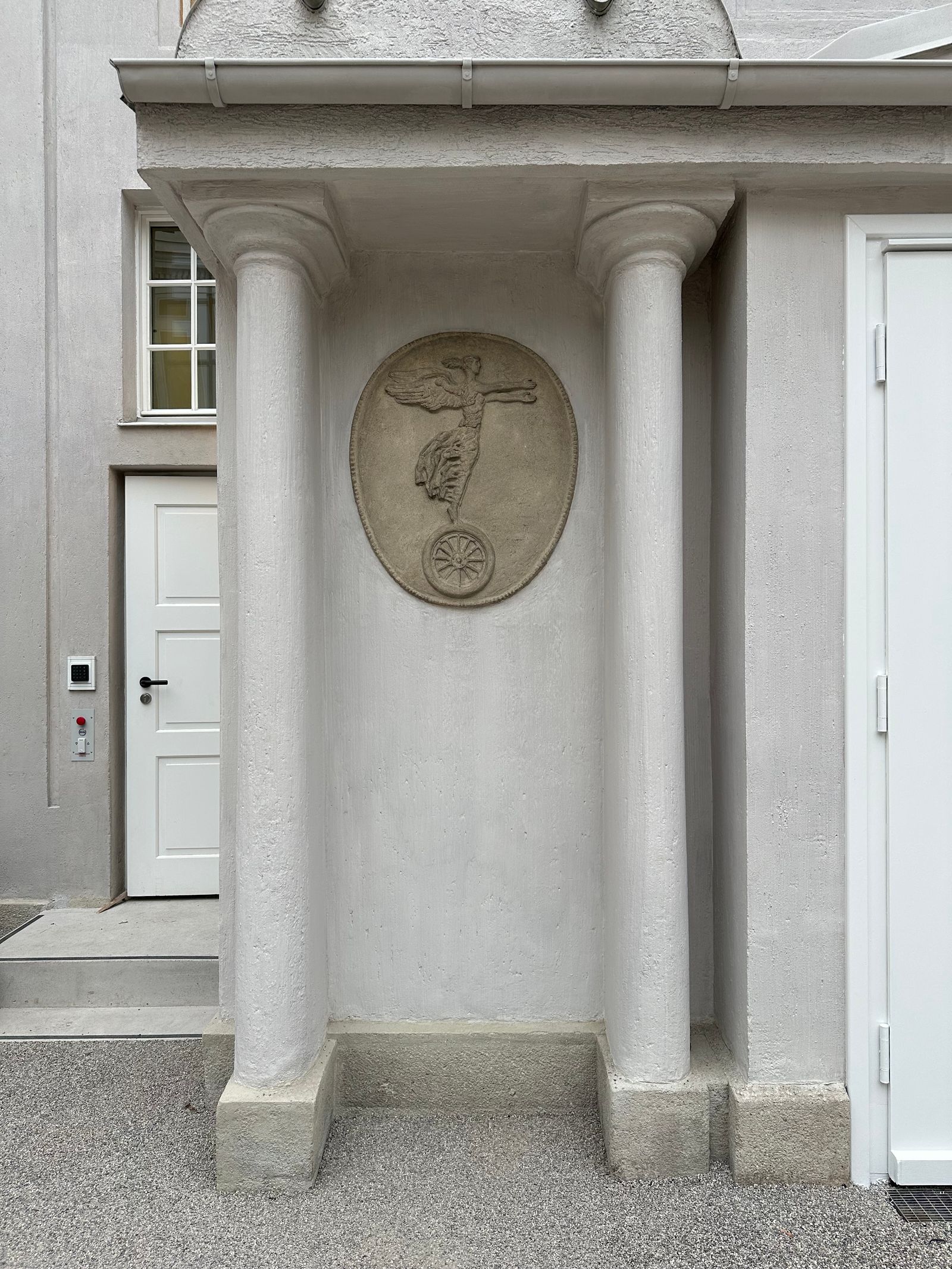 Franz von Stuck als Automobilist Nike auf Pneu.