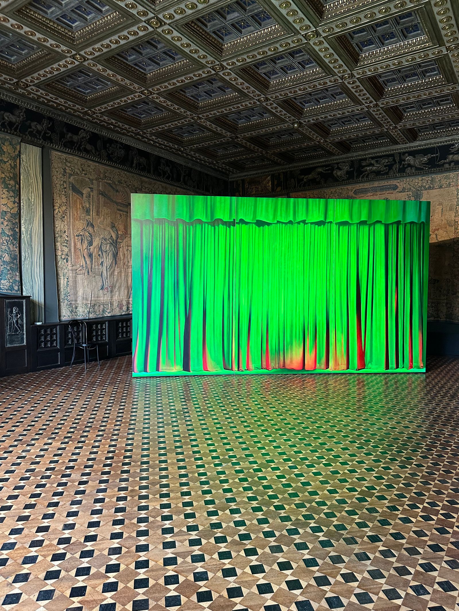 Die gemalte Leinwand im historischen Atelier. Was steckt wohl dahinter Louise Giovanelli „A Song of Ascents“.