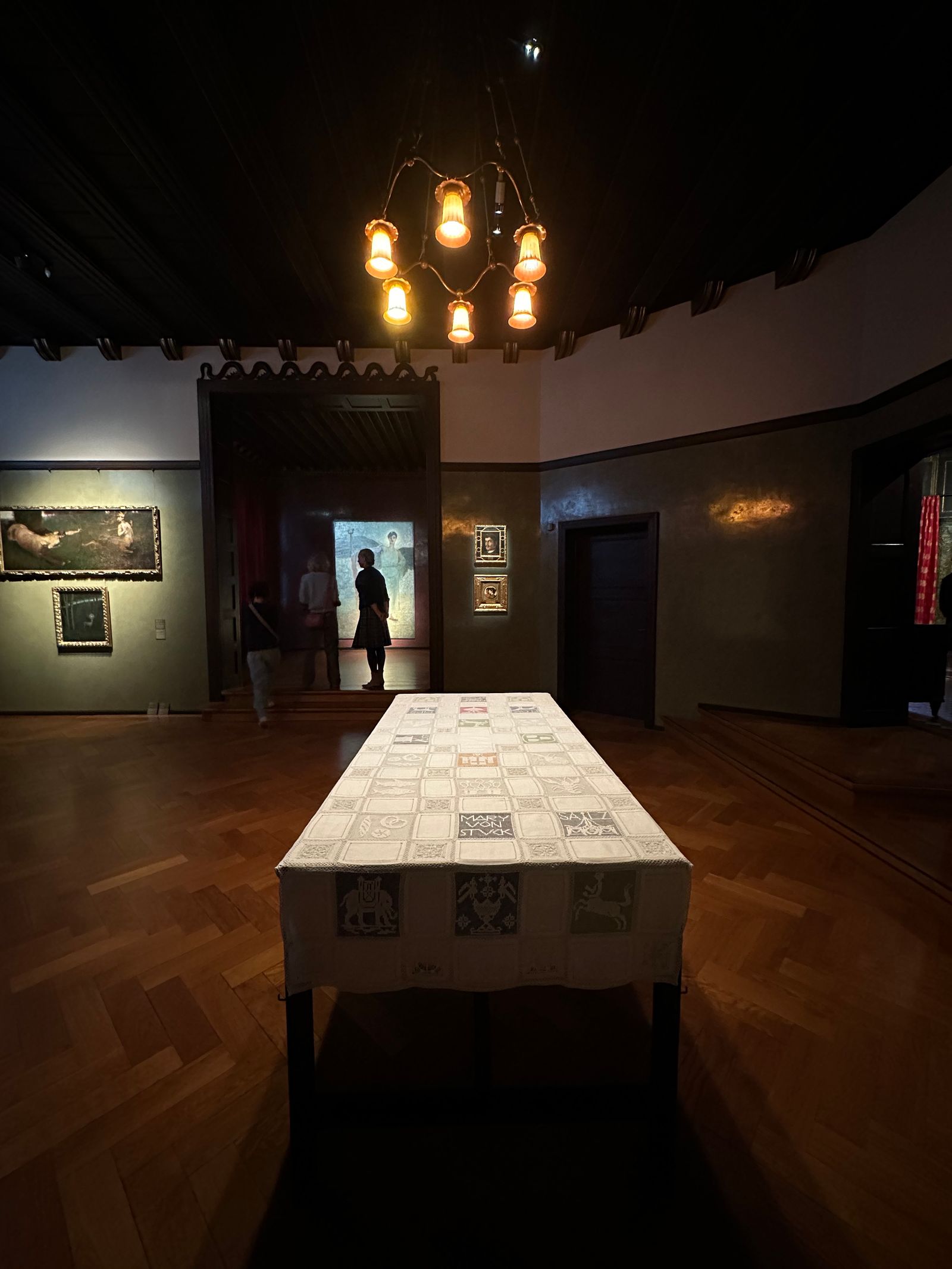 Das einzig erhaltene Stück des Haushalts Tischdecke im ehemaligen Speisezimmer ein Geschenk Mary von Stucks an ihren Vater.