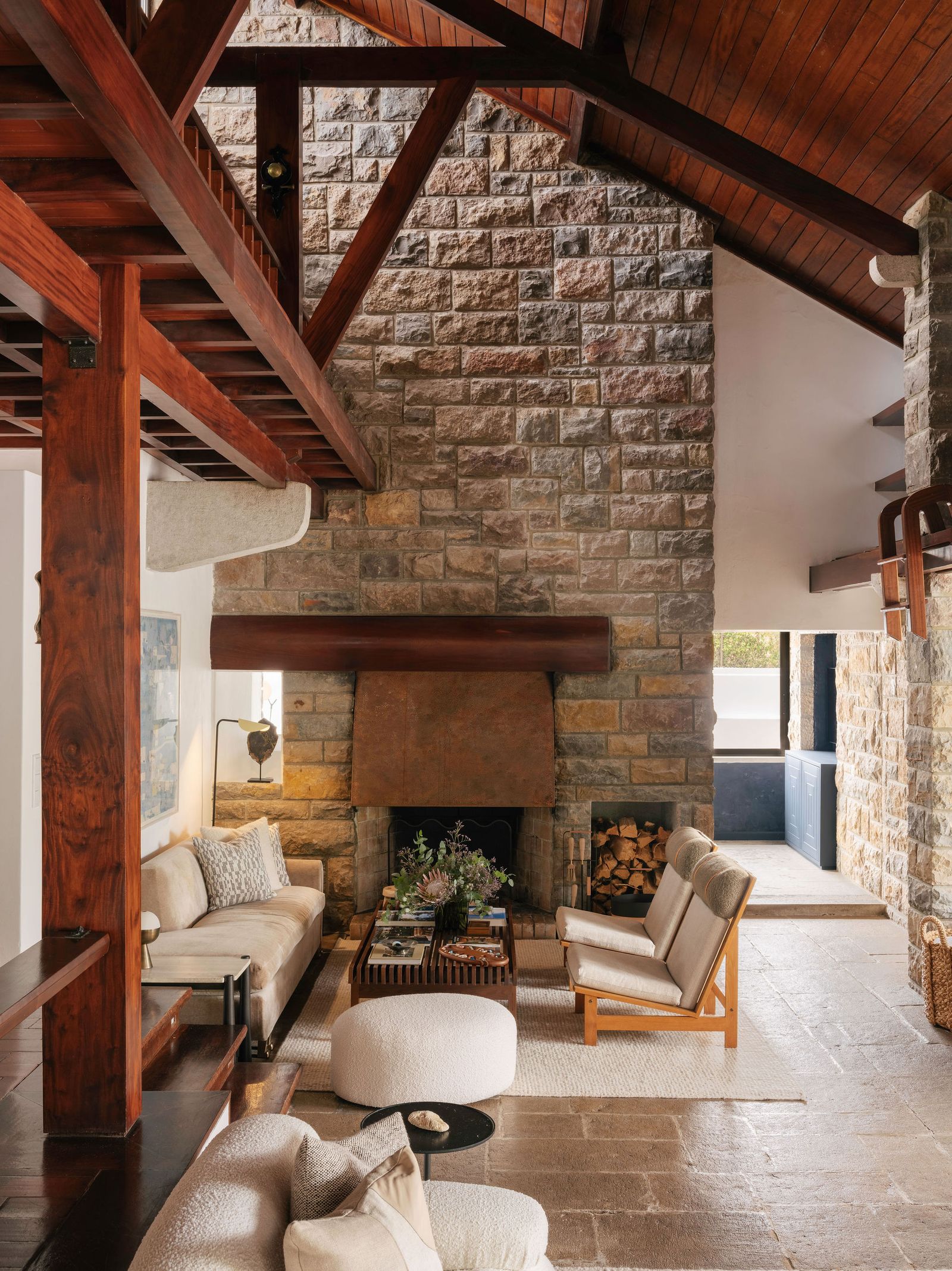 Renovierung Haus in Portugal Kamin Backsteinwand Holzbalken