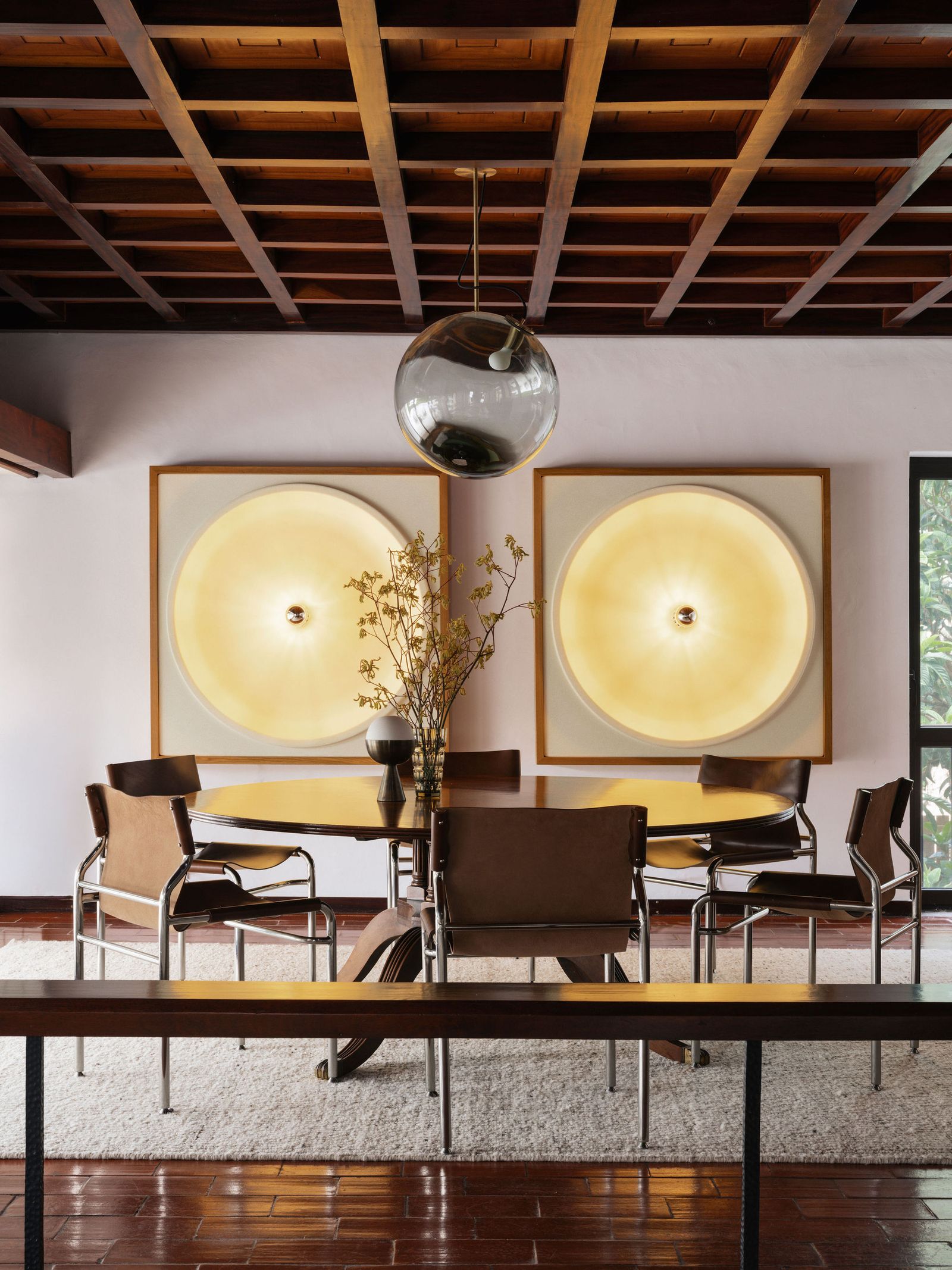 Renovierung Haus in Portugal offener Wohnbereich mit rundem Tisch