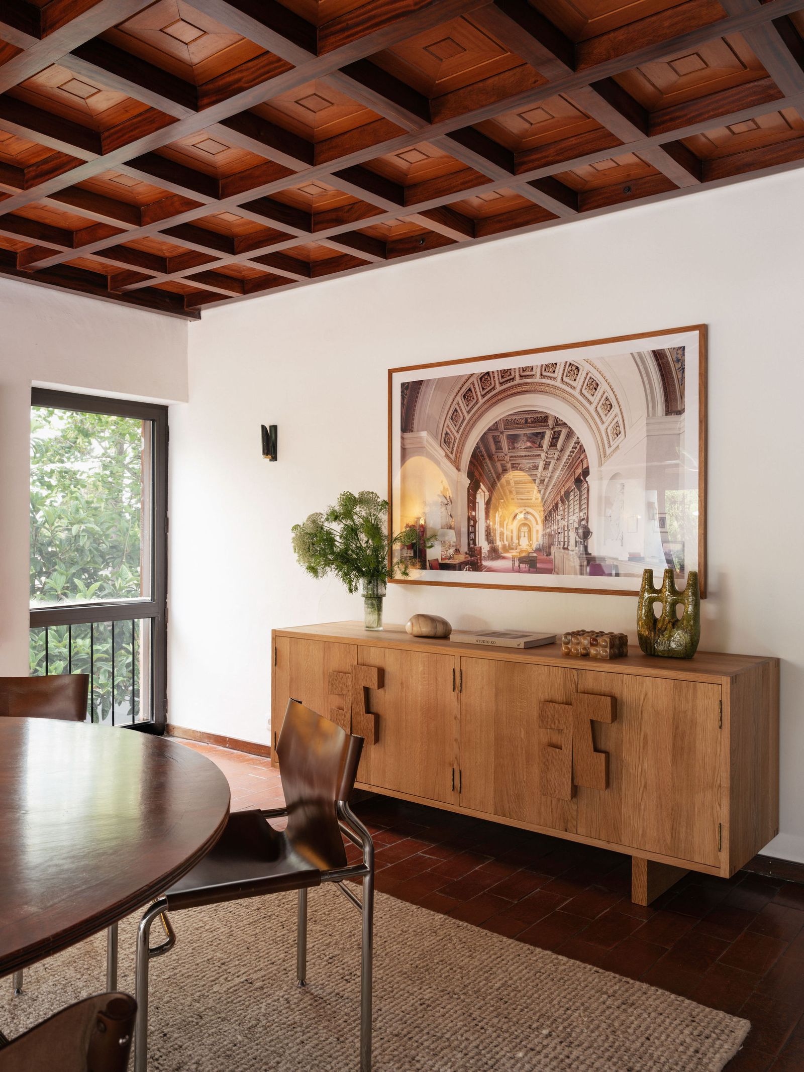 Renovierung Haus in Portugal Wohnbereich mit Kassettendecke aus Holz