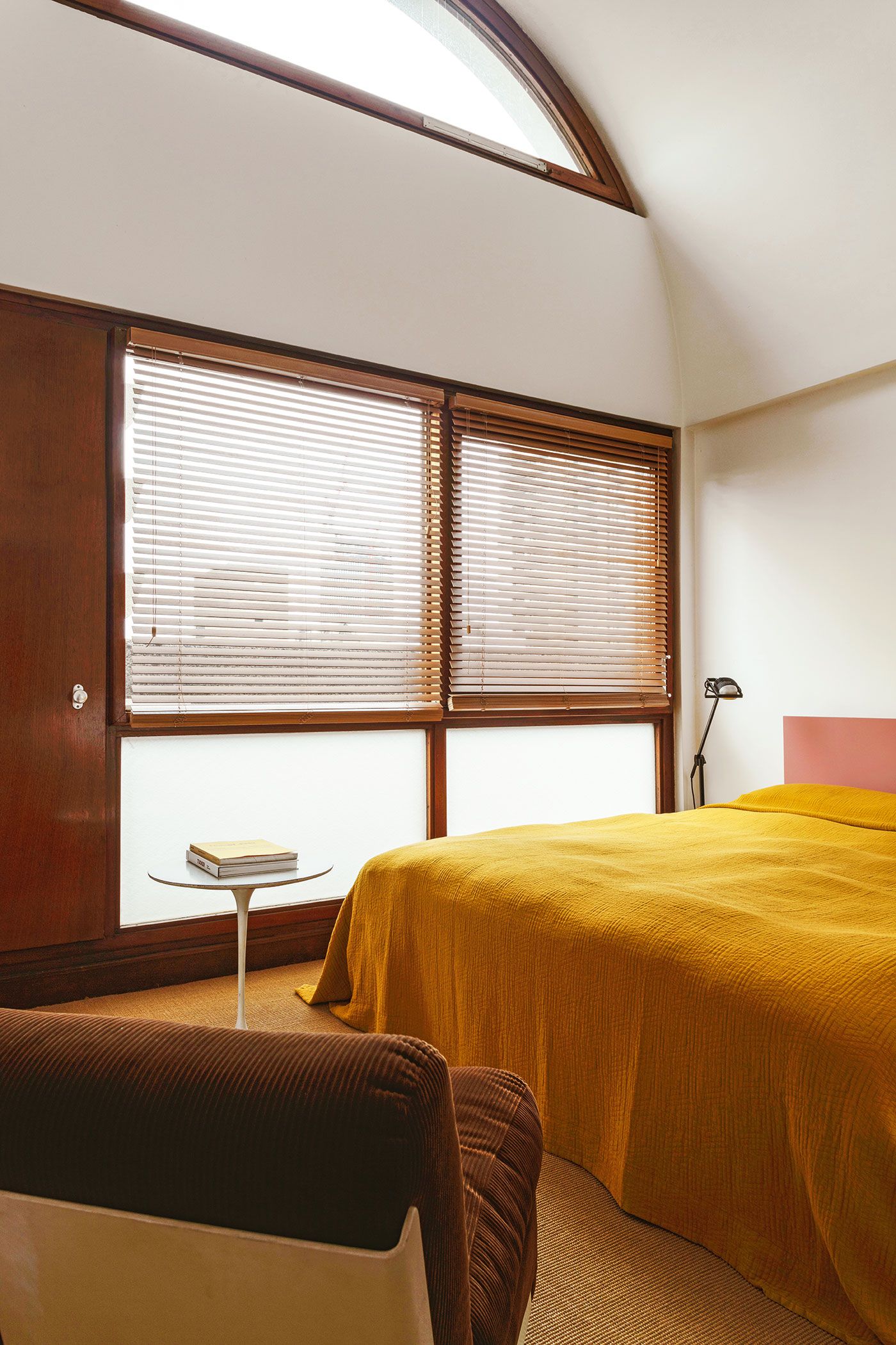 AD Interior Oskar Kohnen London Penthouse Brutalismus Schlafzimmer Sessel Mario Bellini Tischleuchte Ernesto Gismondi