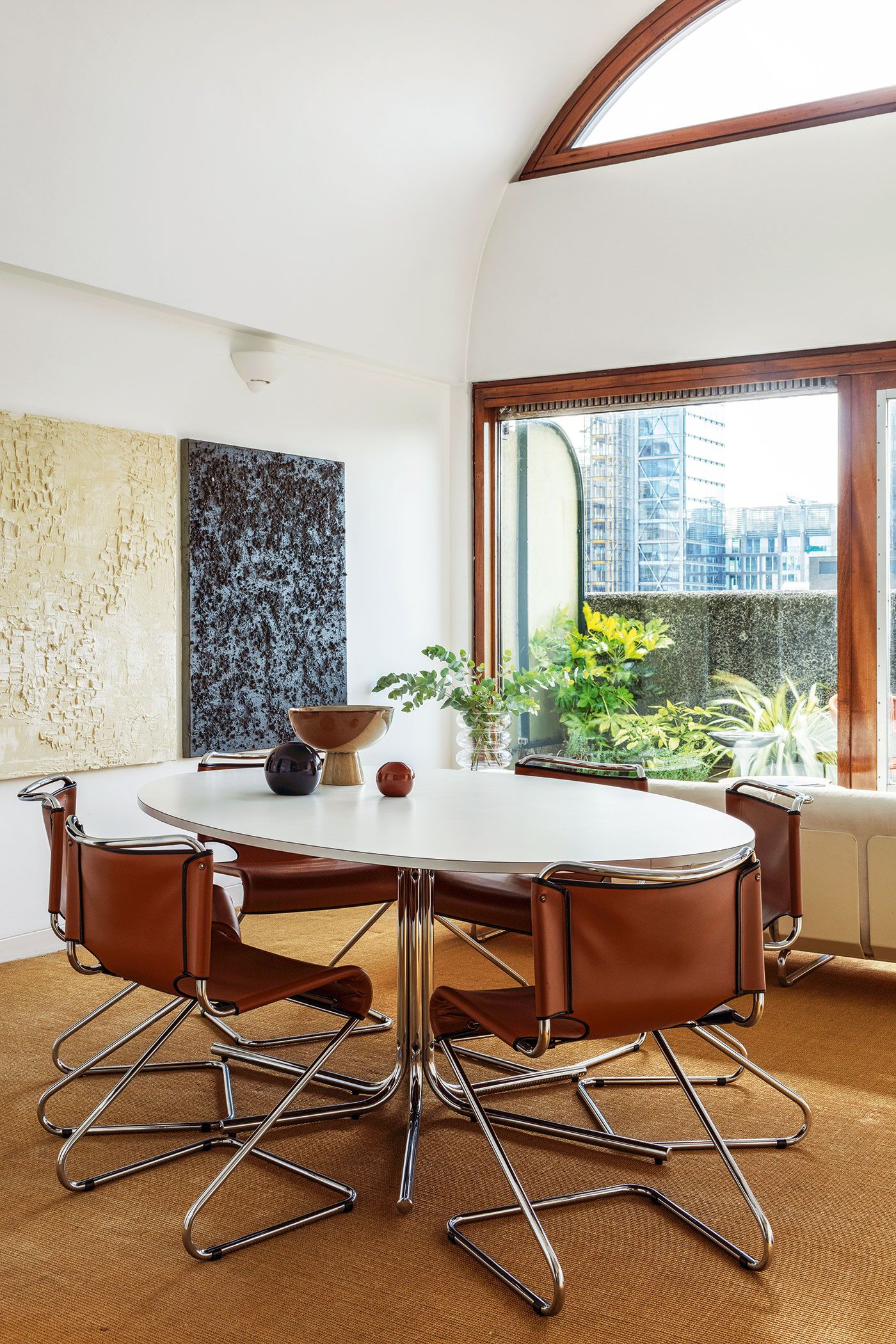 AD Interior Oskar Kohnen London Penthouse Brutalismus Esszimmer Esstisch Stühle Pascal Mourgue