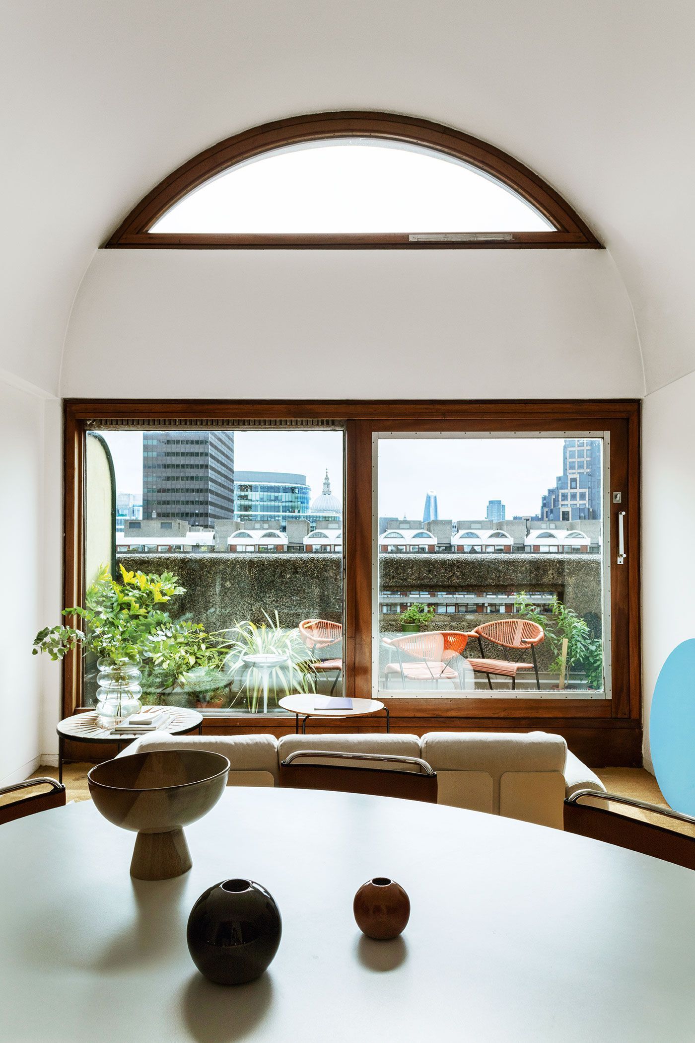 AD Interior Oskar Kohnen London Penthouse Brutalismus Wohnzimmer Tonnengewölbe