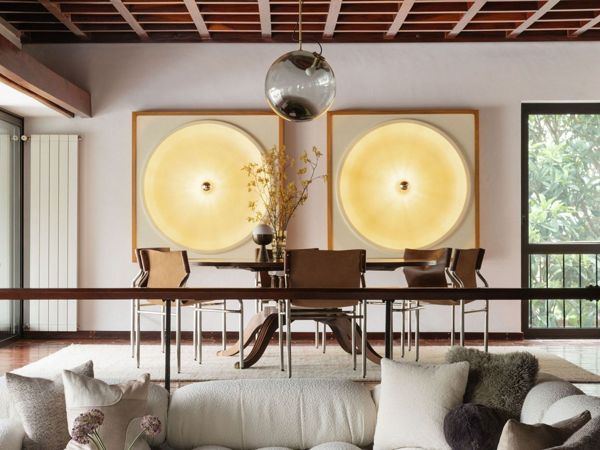 Renovierung in Portugal Wohnbereich mit Essecke und tieferliegendem Wohnzimmer