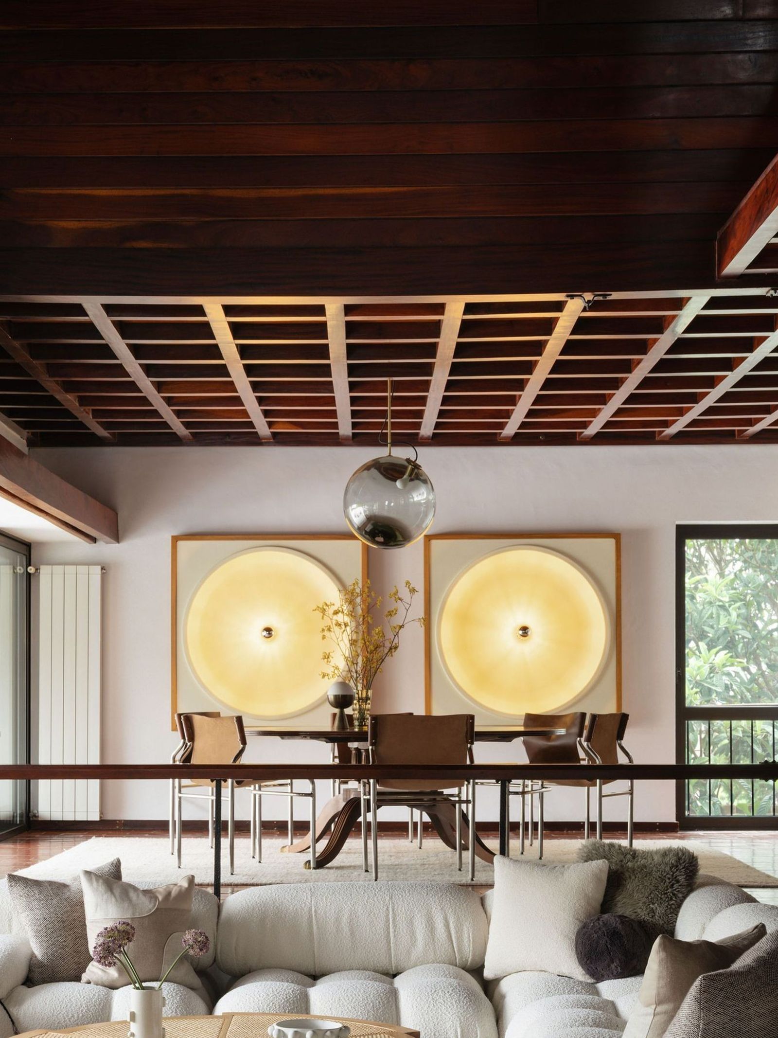 Hinter dem tiefer liegenden Wohnzimmer das mit dem „Camaleonda“Sofa von BampB Italia und Kissen von ALT for Living...