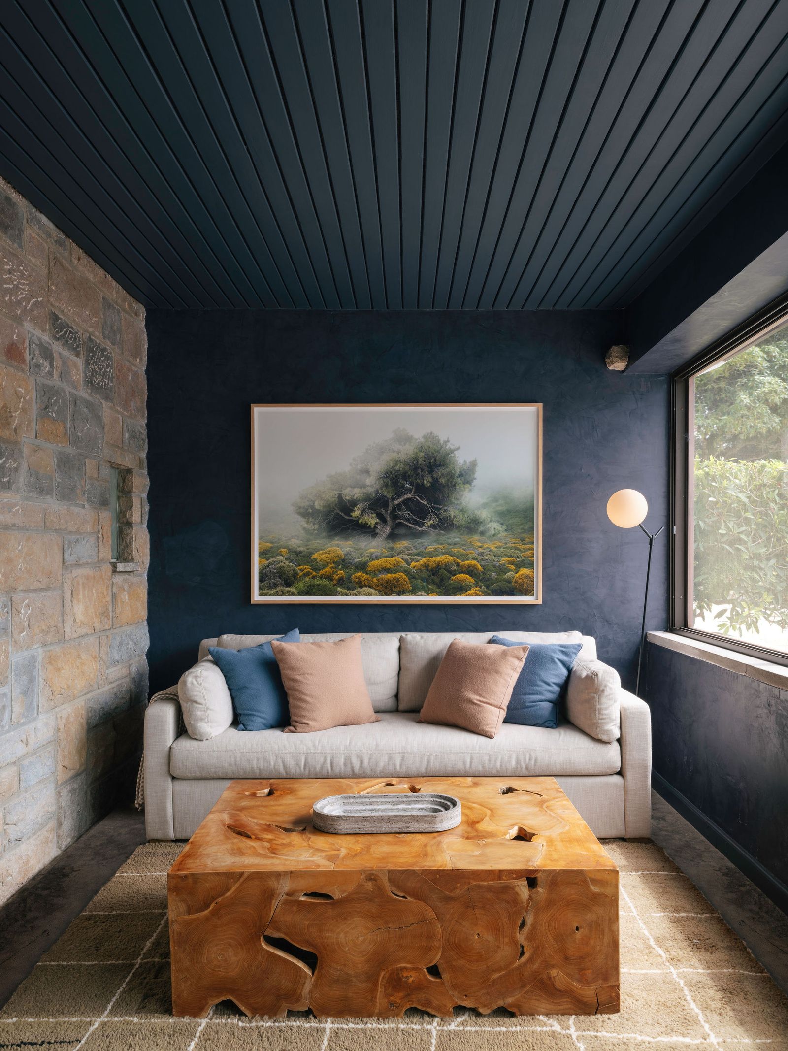 Renovierung Haus in Portugal weißes Sofa blaue Wände