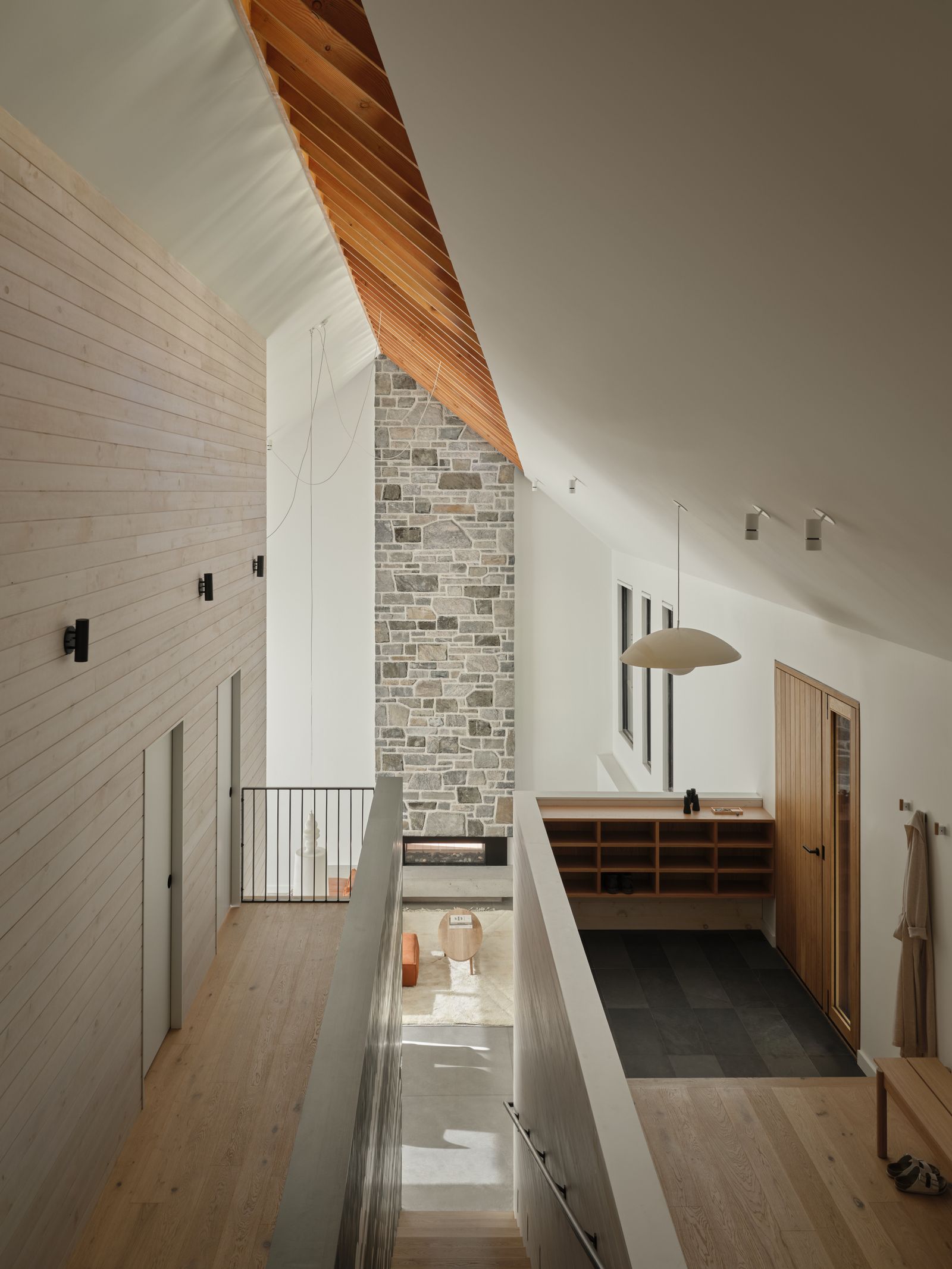 Blick aus Dachgeschossraum in Richtung Steinkamin