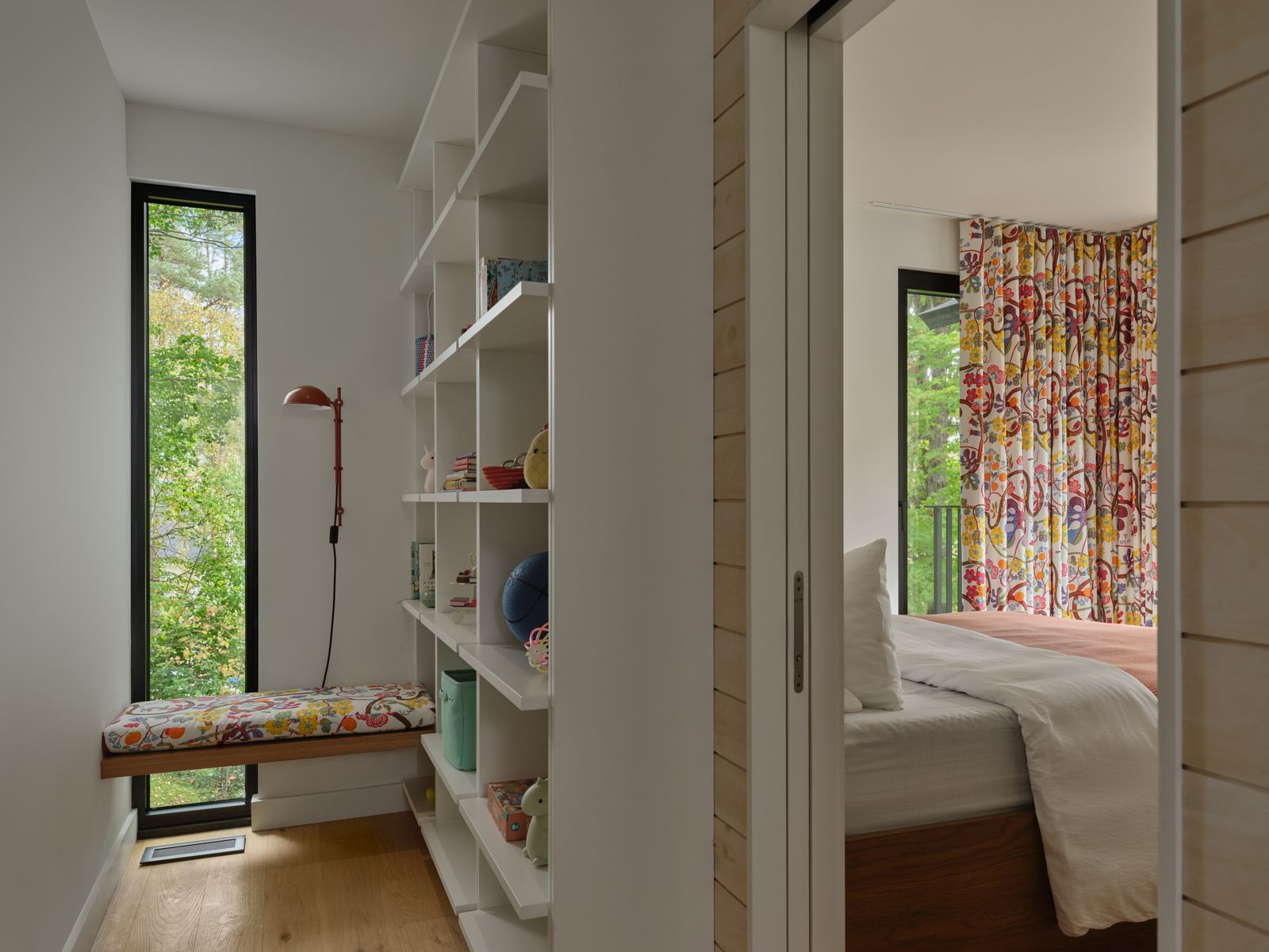 zwei Zimmer im Obergeschoss Regal Bett bunter Vorhang