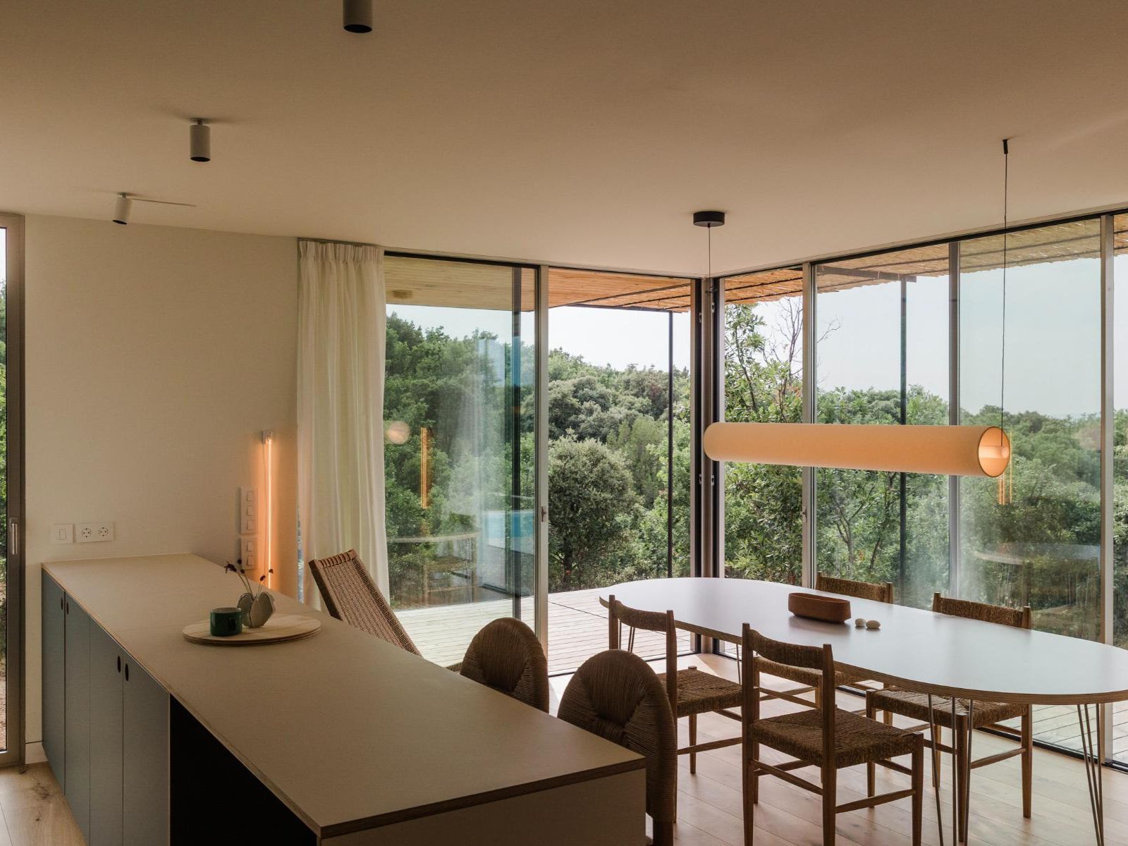 Dieses lichtdurchflutete Fertighaus inmitten der Natur ist eine Hommage an die „Case Study Houses“ des Mid-Century