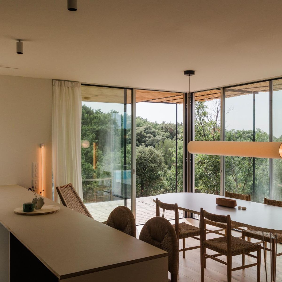 Dieses lichtdurchflutete Fertighaus inmitten der Natur ist eine Hommage an die „Case Study Houses“ des Mid-Century