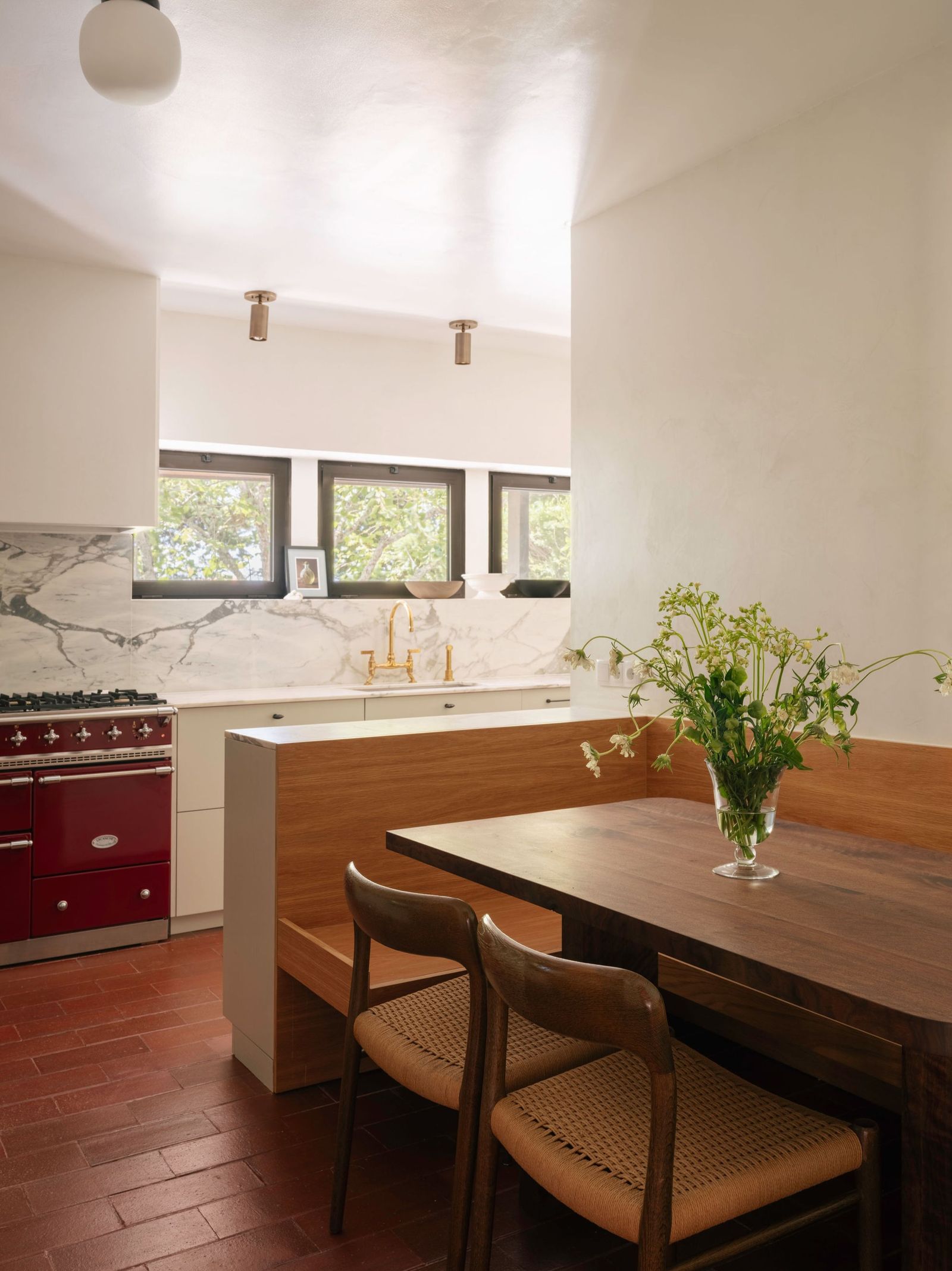 Renovierung Haus in Portugal Küche und Essbereich mit Holzmöbel