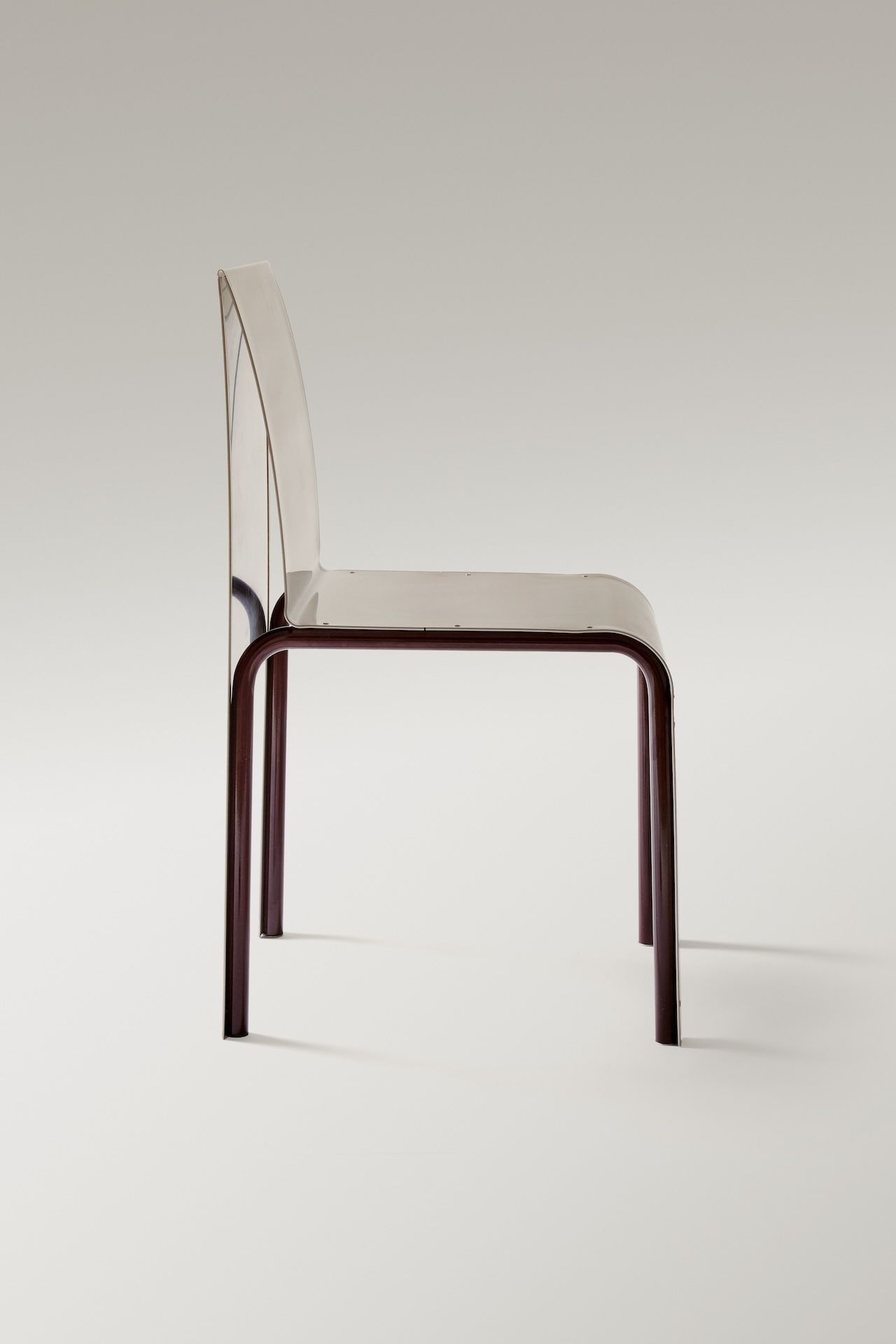 Der „Facet Dining Chair“ von Danny Kaplan Studio ist so zart dass man Sitz und Lehne fast übersieht 2569 Euro.