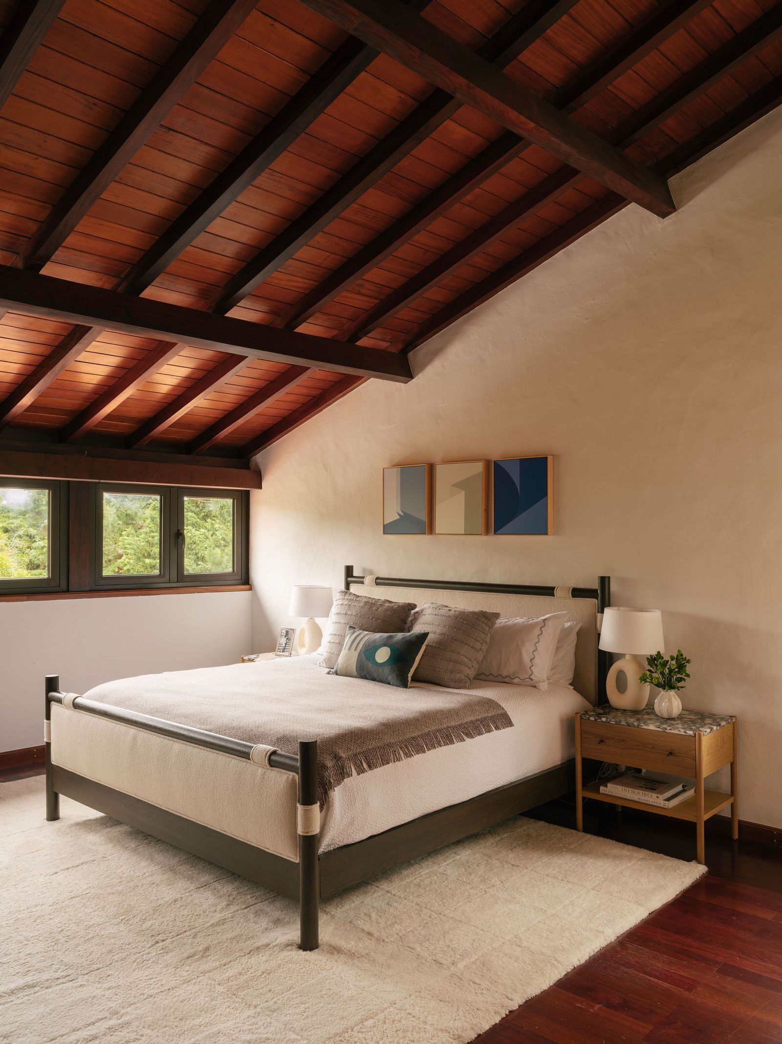 Renovierung Haus in Portugal Schlafzimmer in Beigetönen