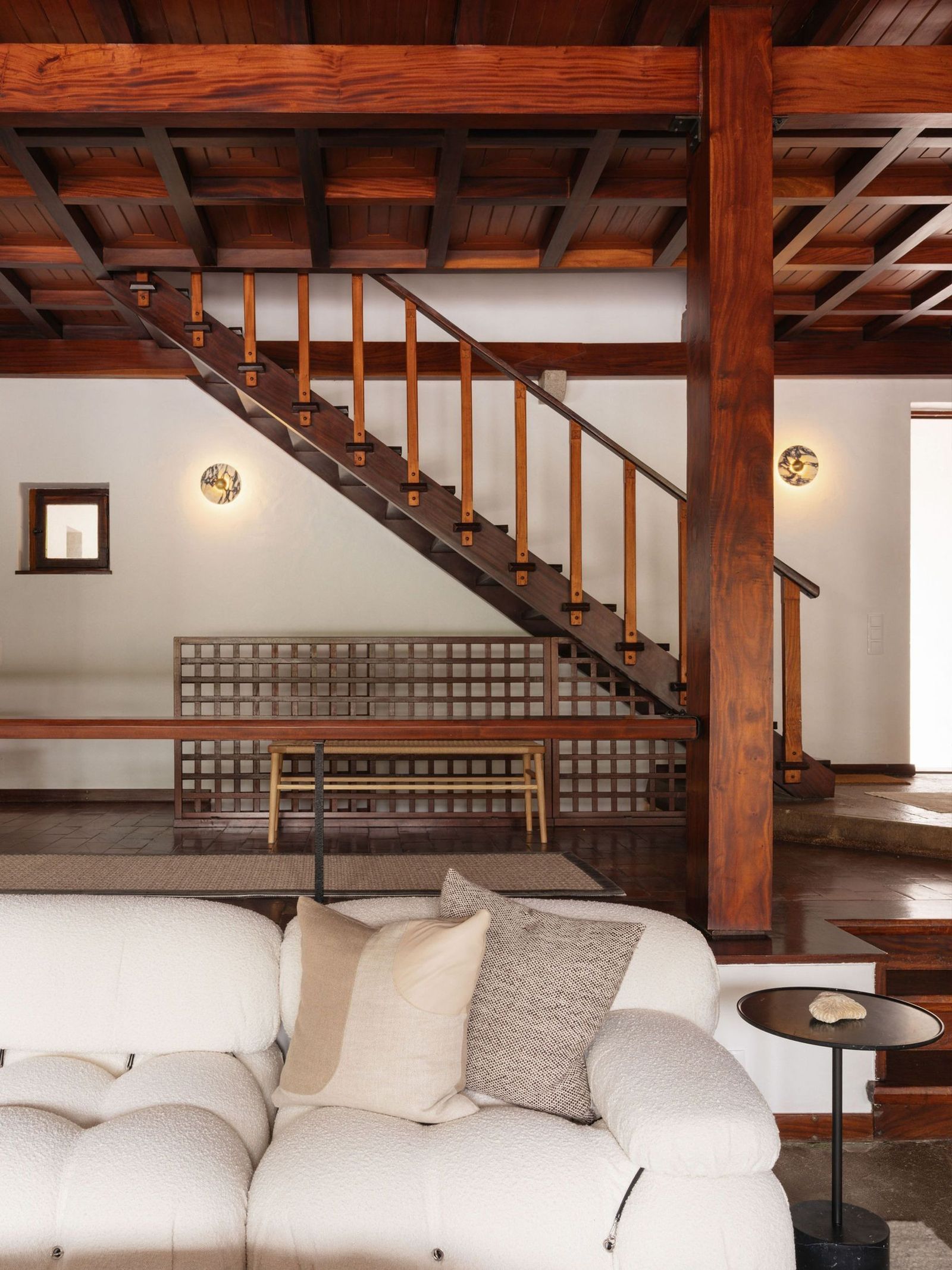 Renovierung Haus in Portugal dunkle Treppe weißes Sofa