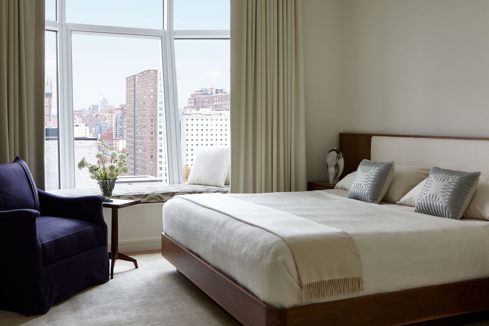 Lantern House in New York Schlafzimmer in Cremetönen