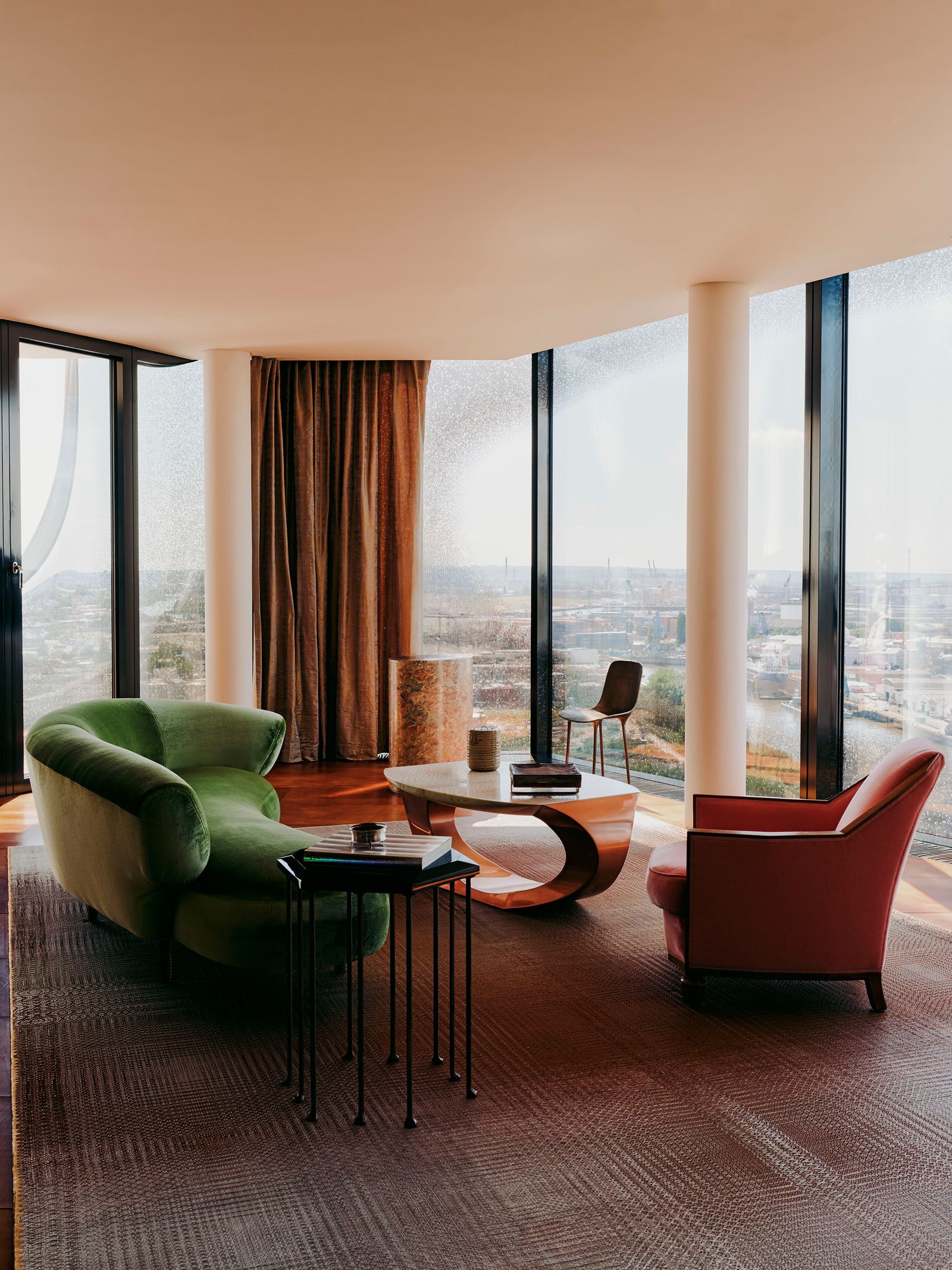 Das Wohnzimmer mit Blick über den Hamburger Hafen