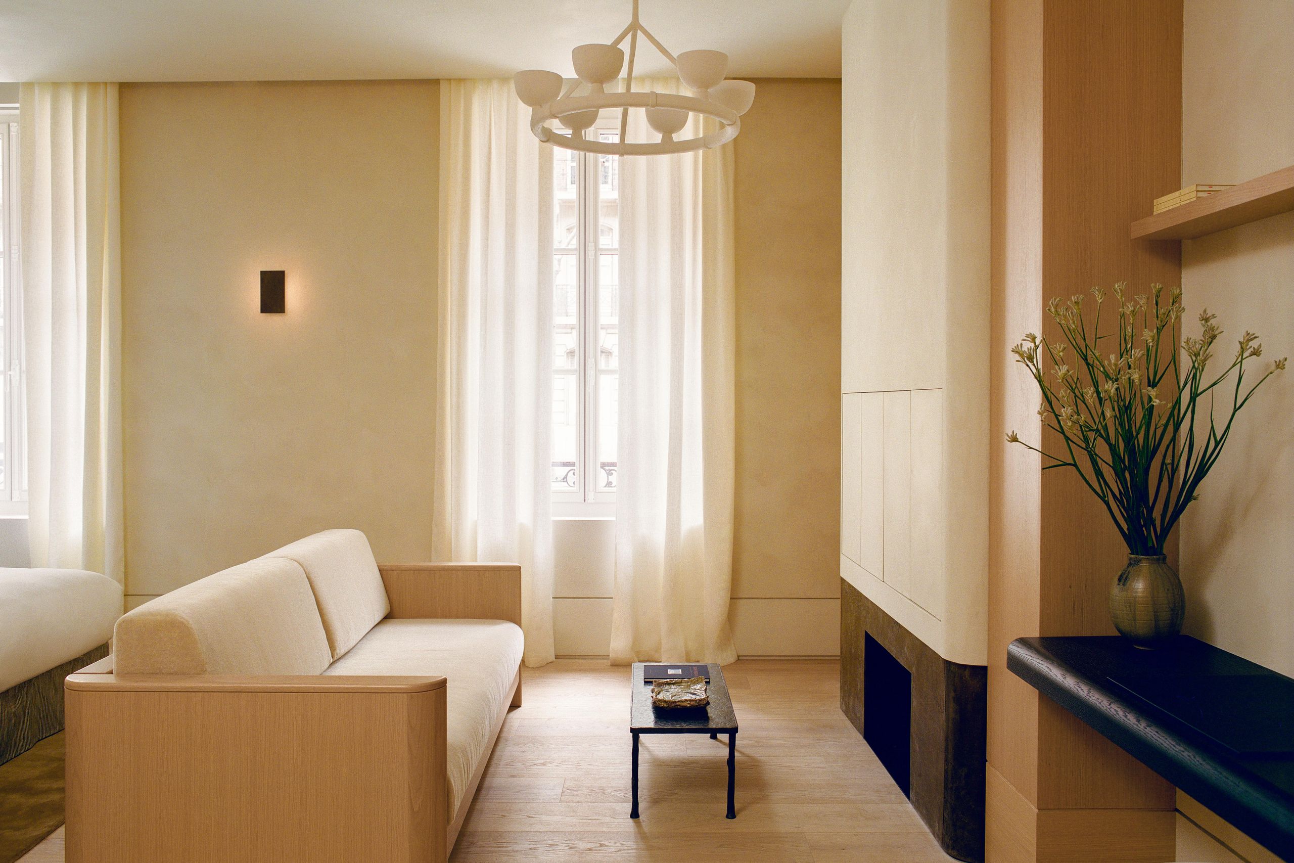 Renovierung in Paris helles Wohnzimmer mit Kamin