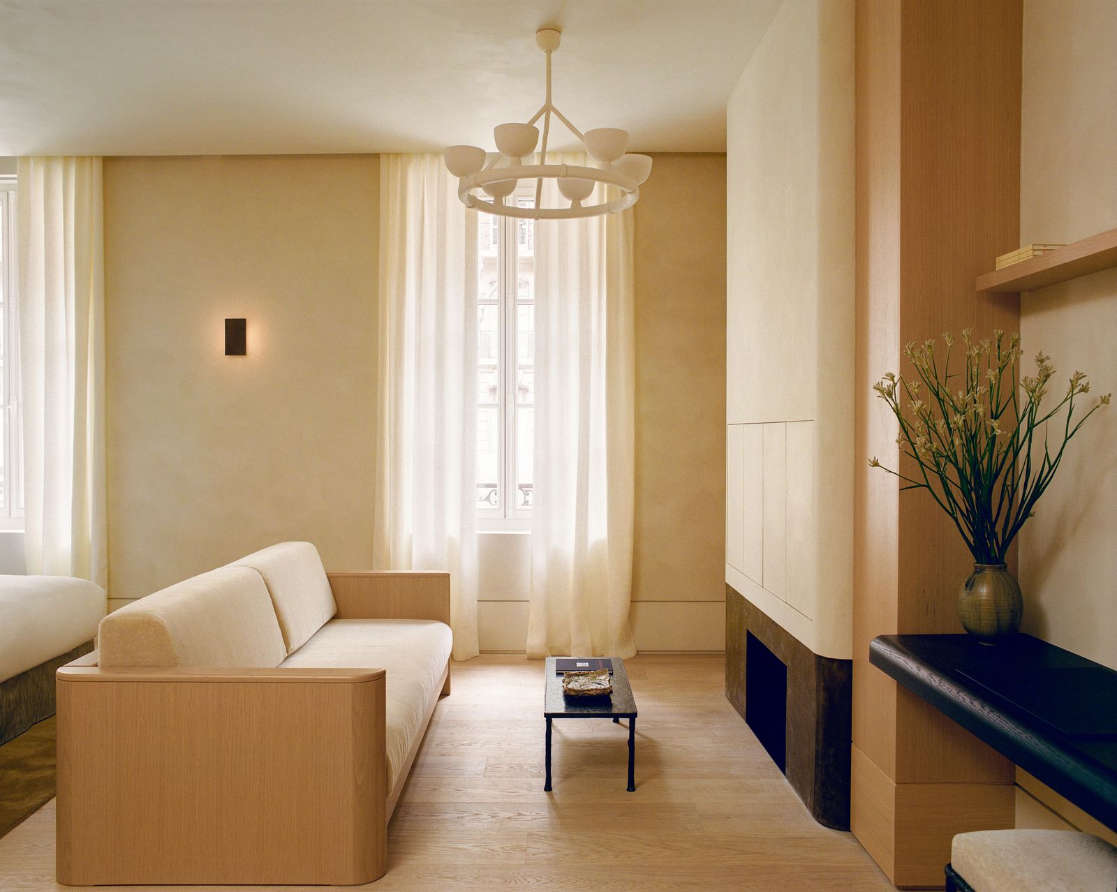 Renovierung in Paris helles Wohnzimmer mit Kamin