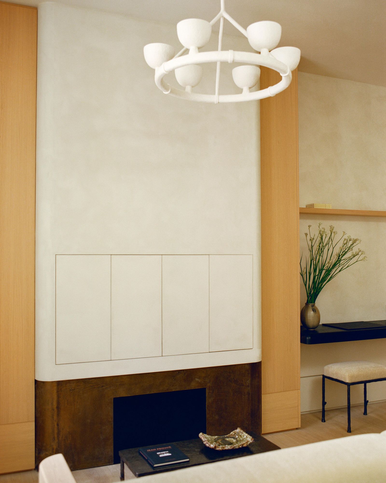 Renovierung in Paris Wohnzimmer mit Sofa und Kamin