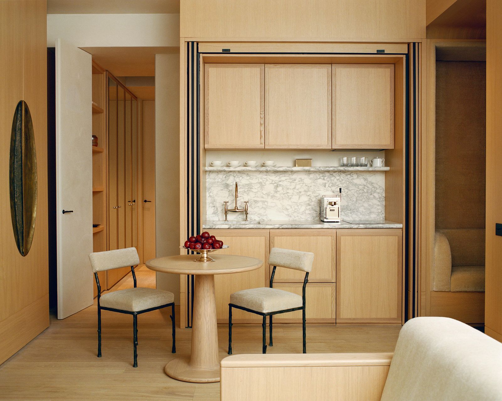 Renovierung in Paris kleine Küche mit Schrankfronten aus Holz