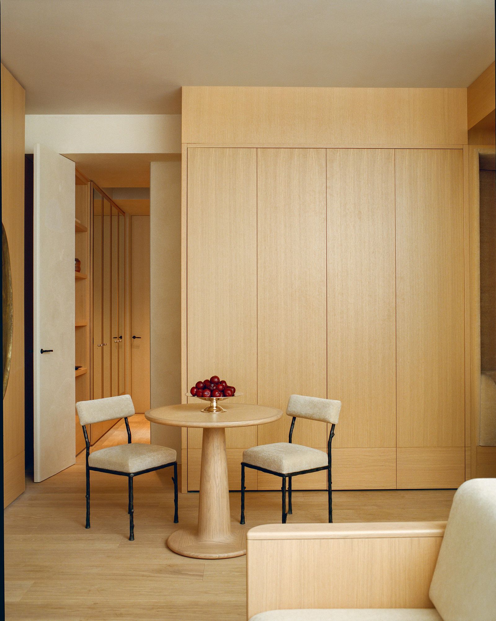 Renovierung Küche mit zwei hölzernen Doppeltüren als Verkleidung