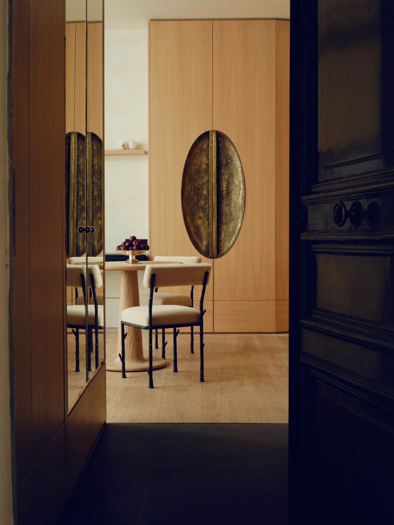 Renovierung in Paris Blick vom Eingang in den Wohnbereich