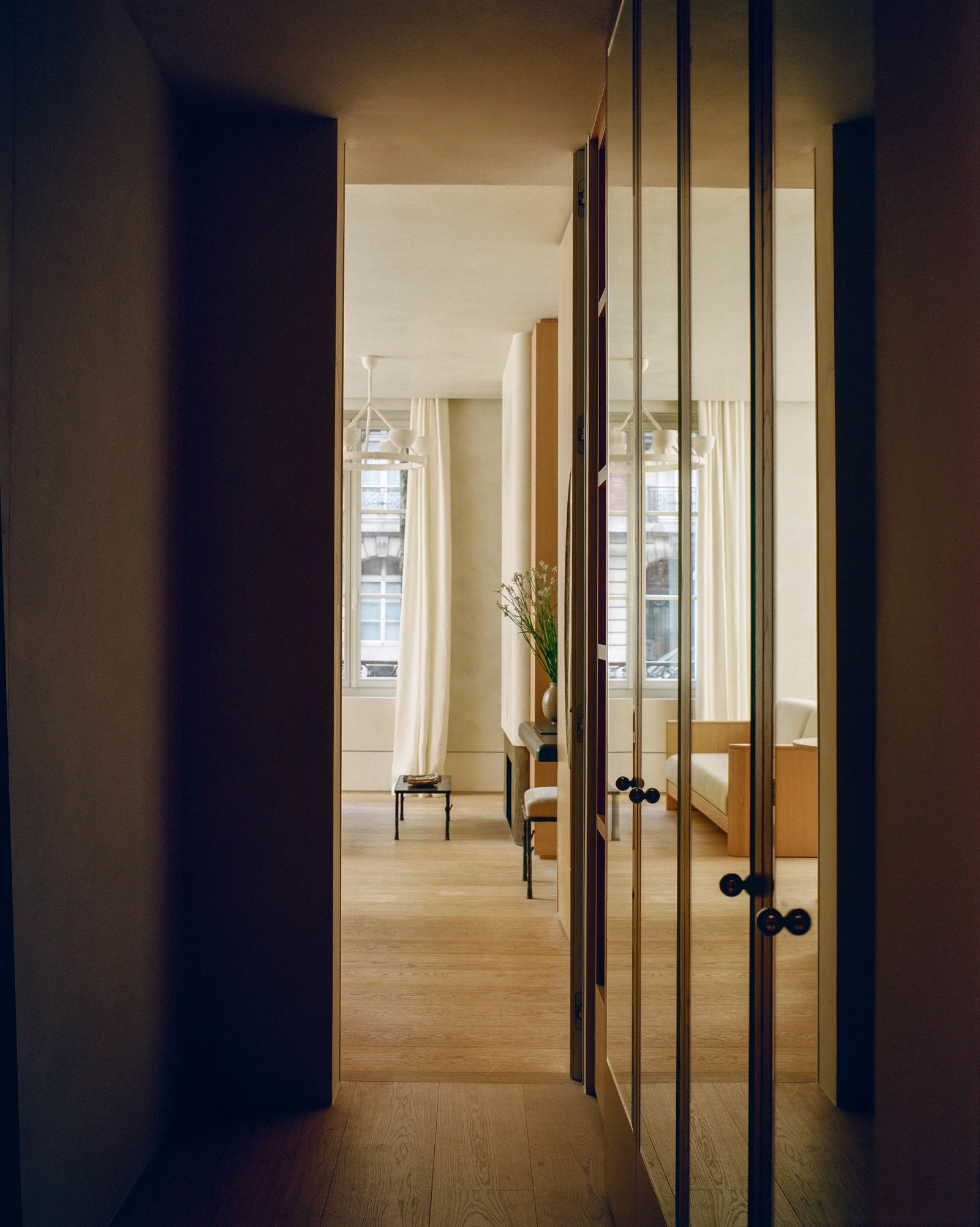 Renovierung in Paris Flur mit verspiegelten Schränken