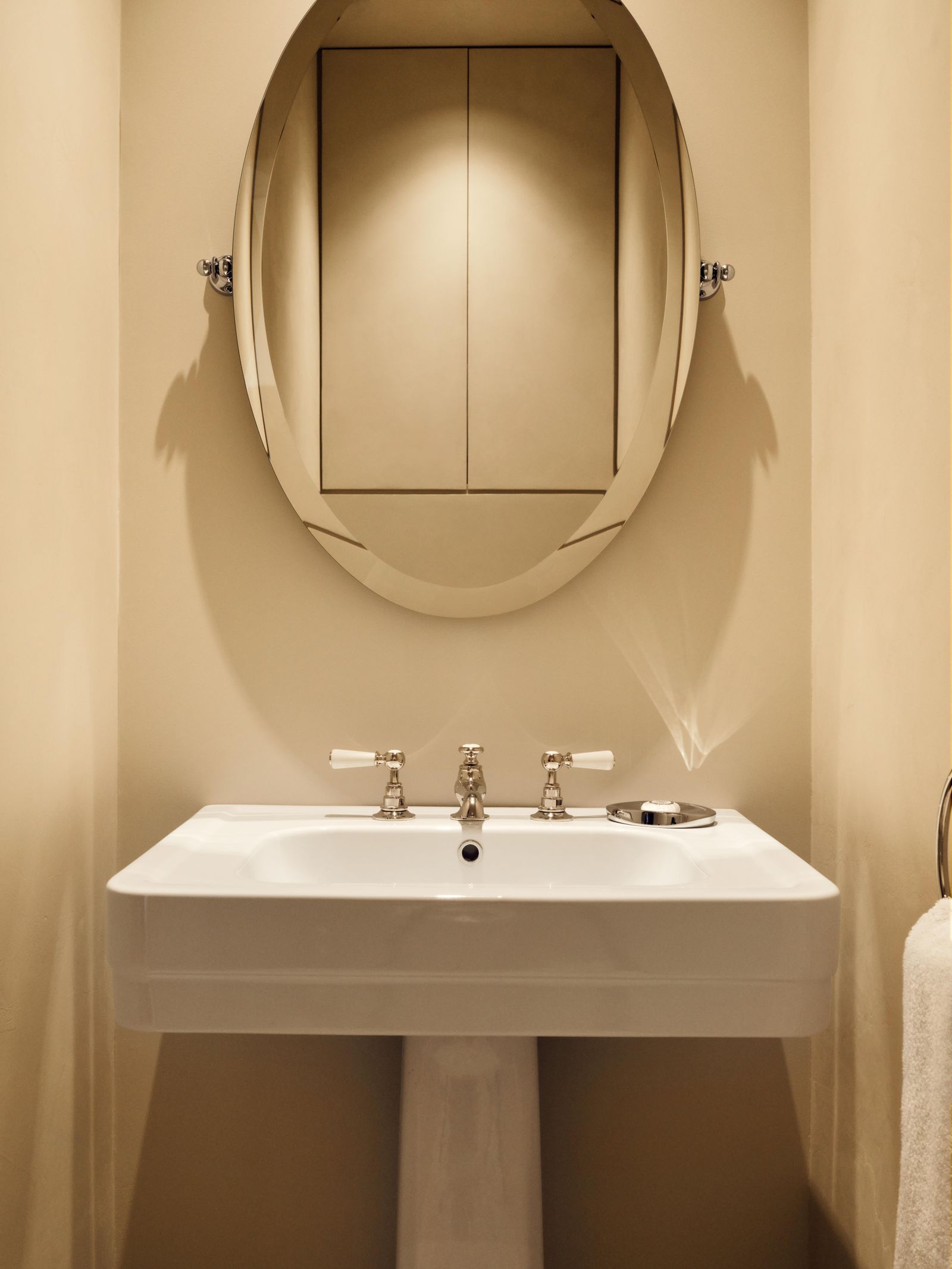 Renovierung in Paris separates WC mit Waschtisch