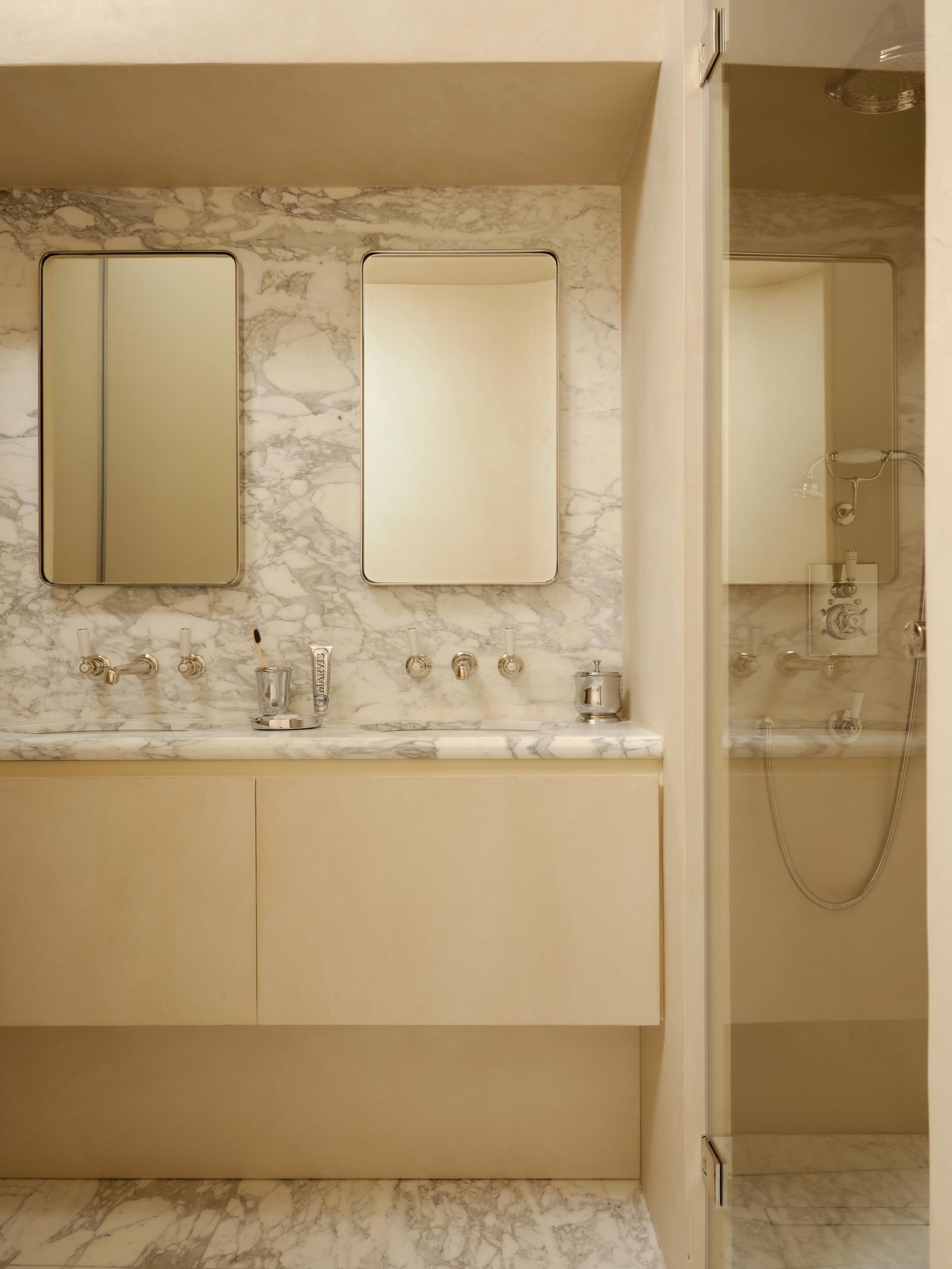 Renovierung in Paris Badezimmer mit Waschtisch aus Marmor