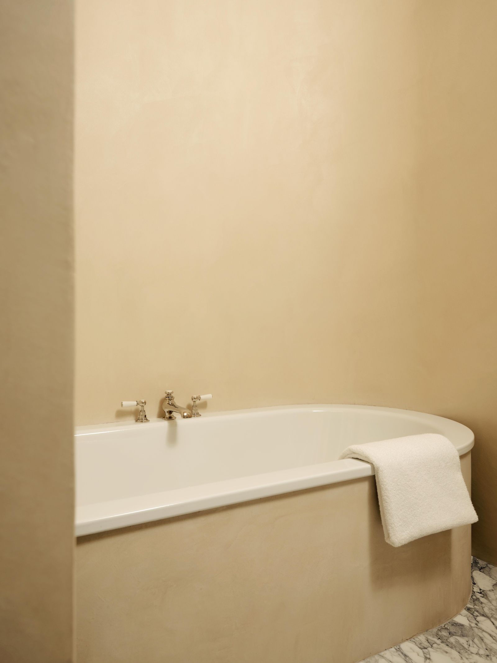 Renovierung in Paris Badewanne beige Wände