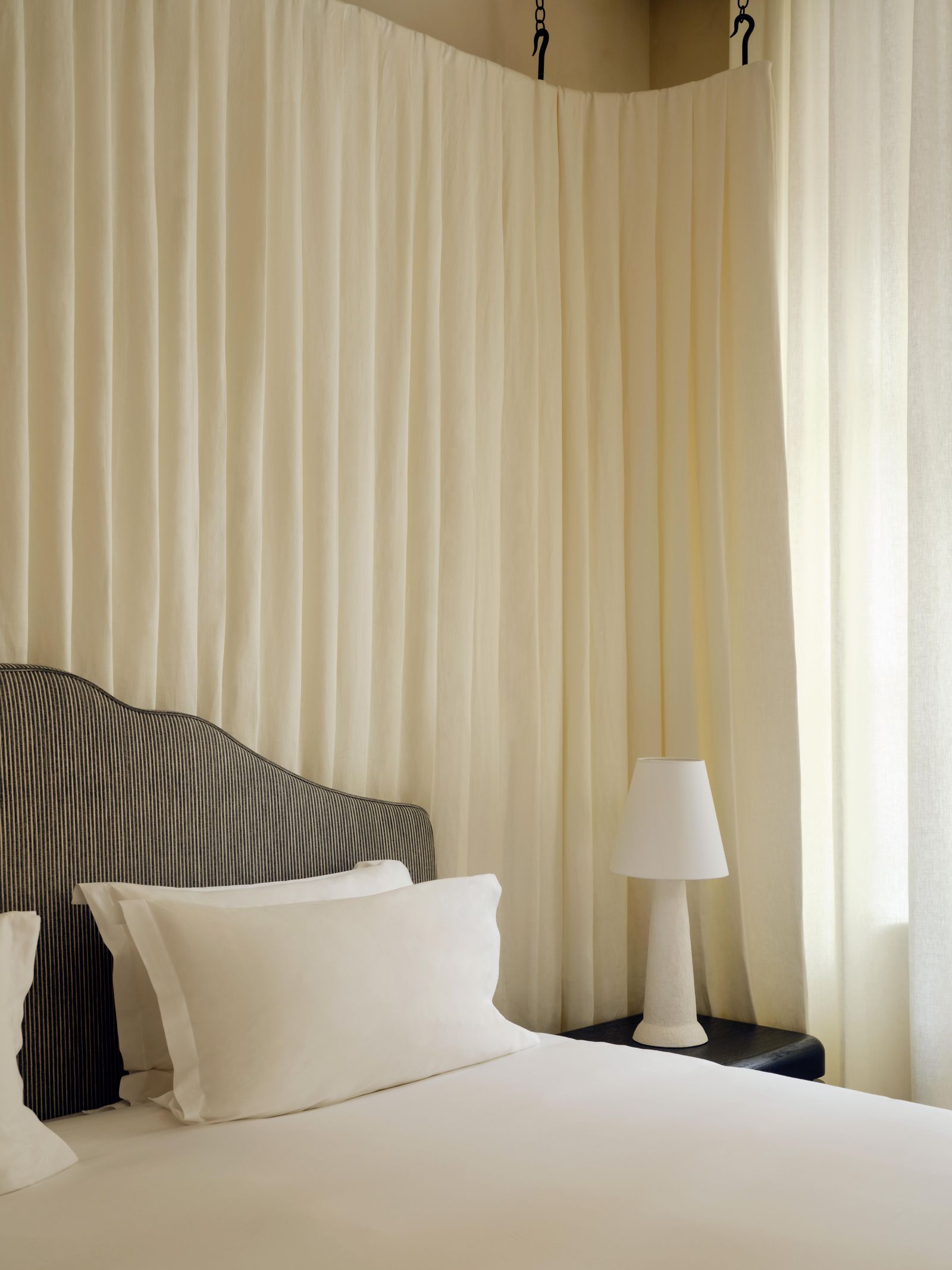 Renovierung in Paris Schlafbereich Vorhang aus Leinen