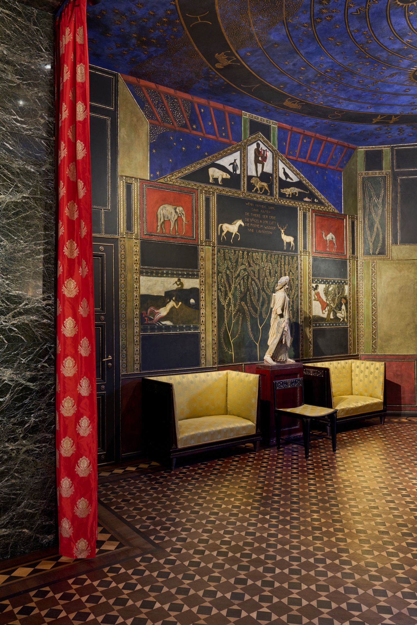 Musikzimmer mit kosmischen Sphärenklängen. Stuck verwendete elektrisches Licht in Form von Kohlefadenlampen die den Raum...