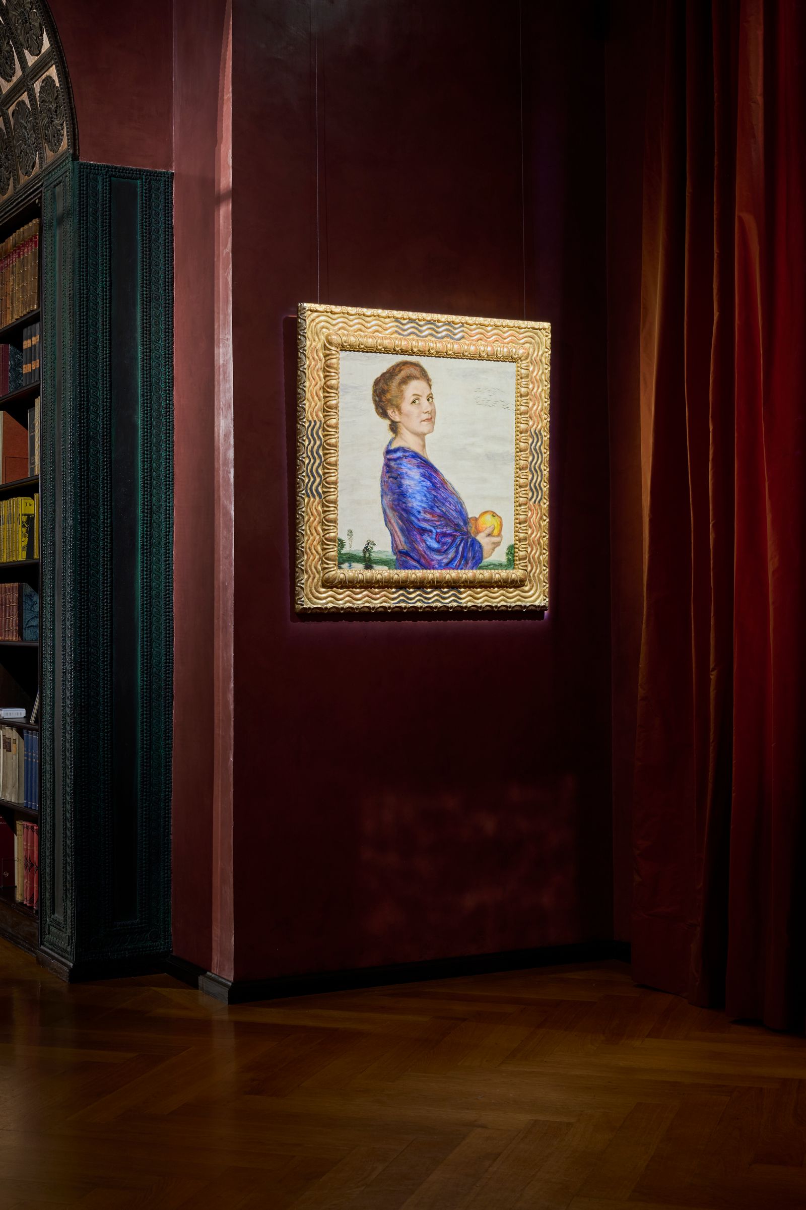 „Porträt einer Mainzerin“ um 1914. Ihr violettes Kleid leuchtet vor einer angedeuteten Landschaft. Der goldene...