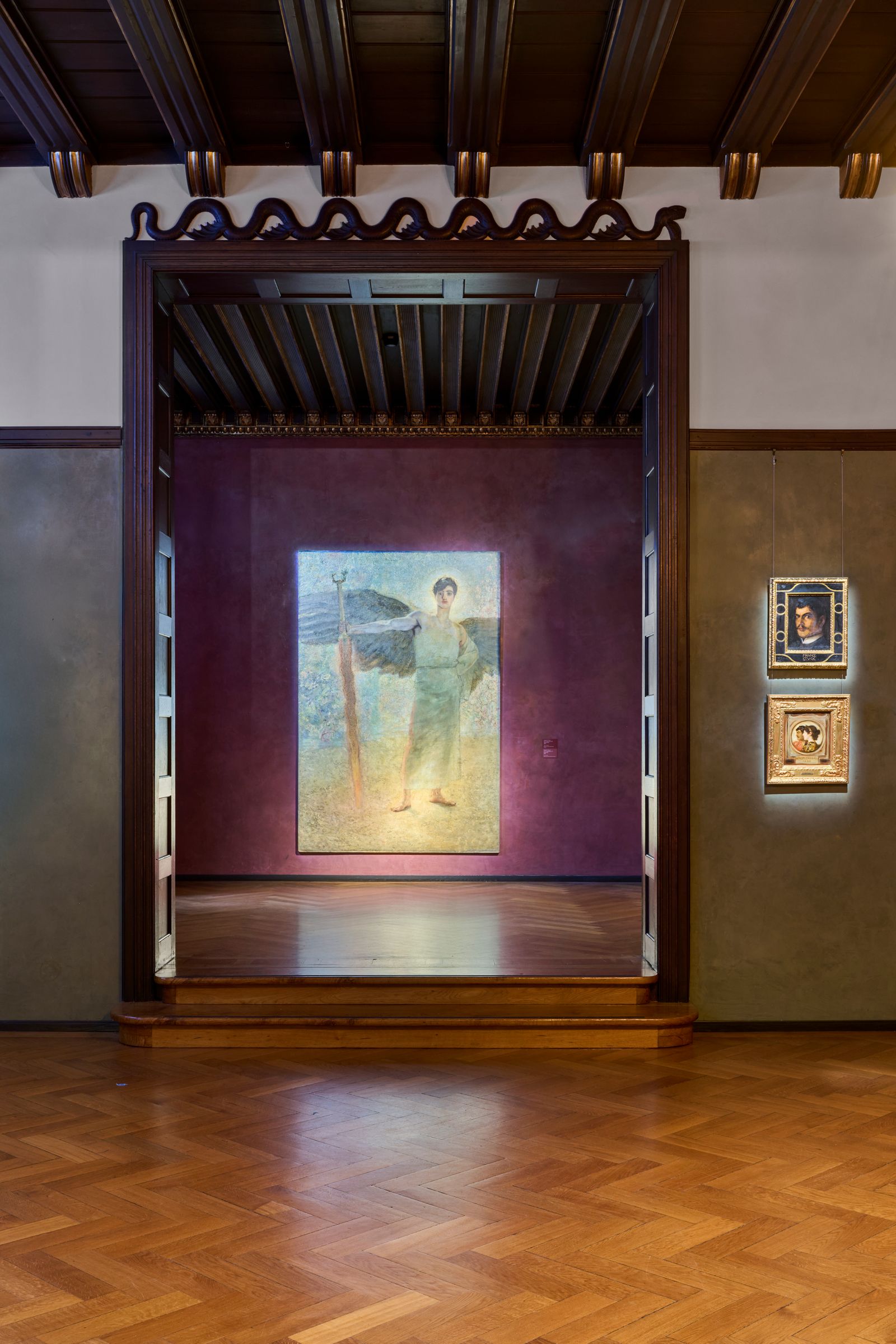 Blickfang im ehemaligen Raucherzimmer Selbstportrait als himmlische Gestalt.