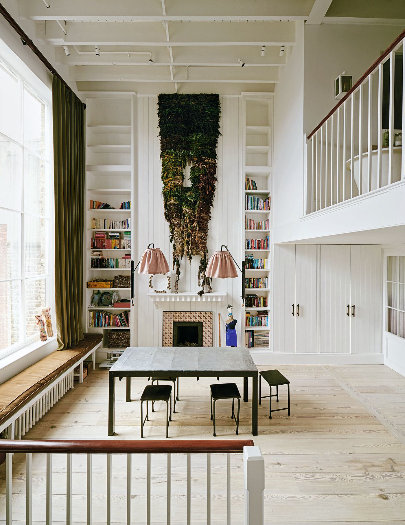 Twonhouse London Spielzimmer Kinder Etage Wandregale Weiß Geländer