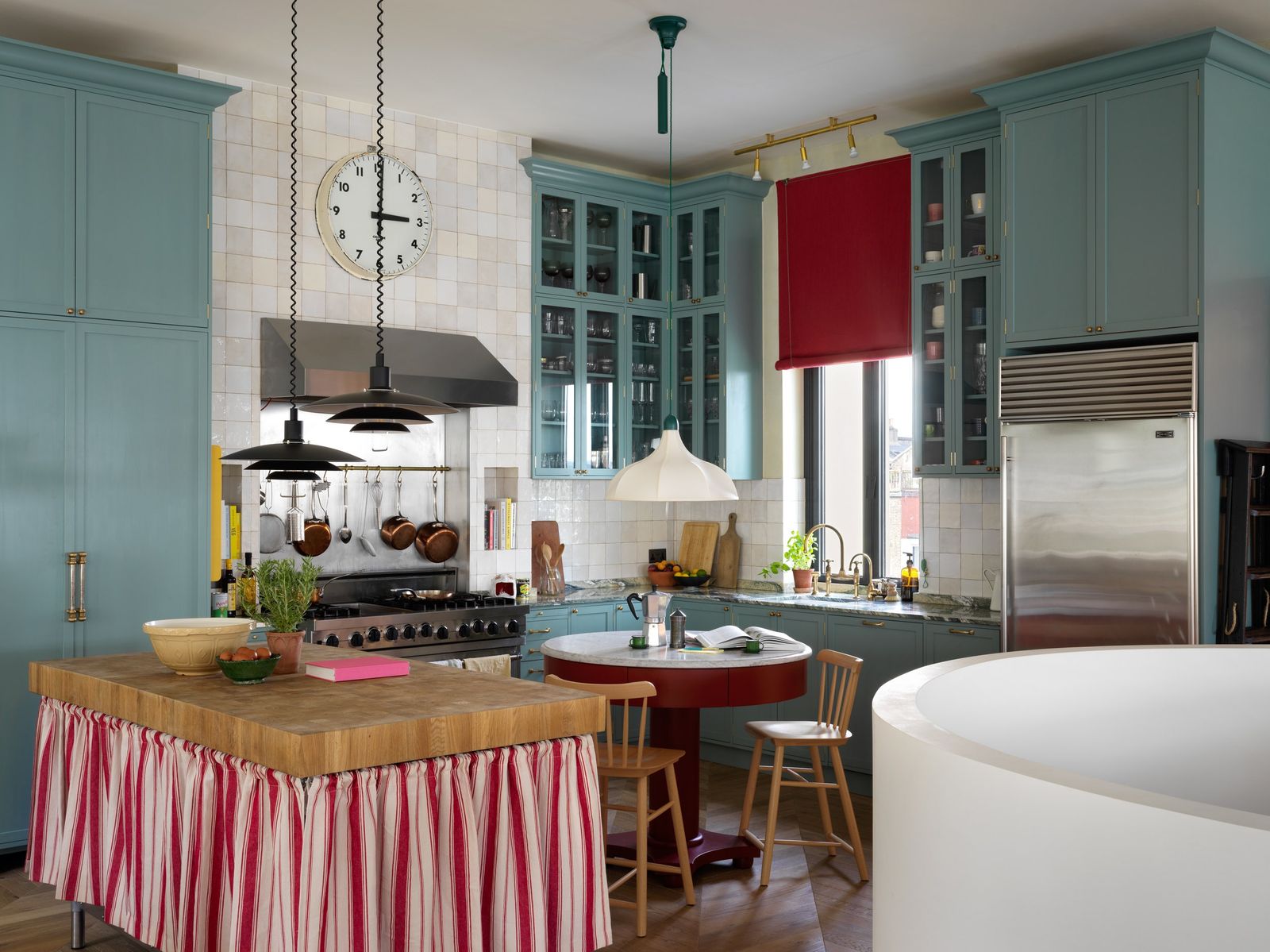 Der maßgefertigte Metzgerblock aus Eichenholz mit Hirnholzmaserung ist auf Rädern montiert. So lässt er sich leicht...