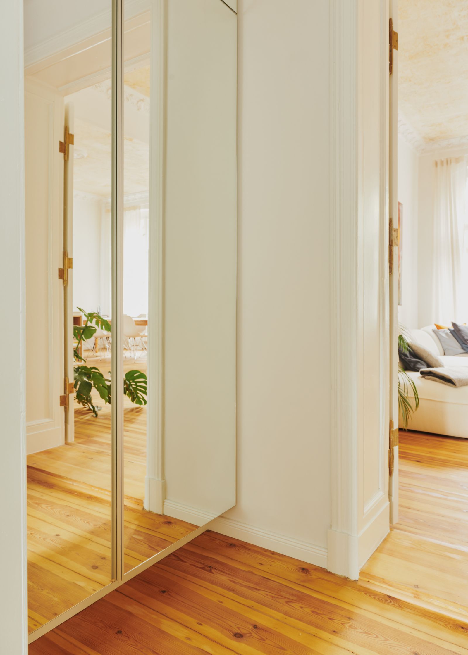 Eingangsbereich mit einem Spiegelschrank in einem Altbau in Berlin