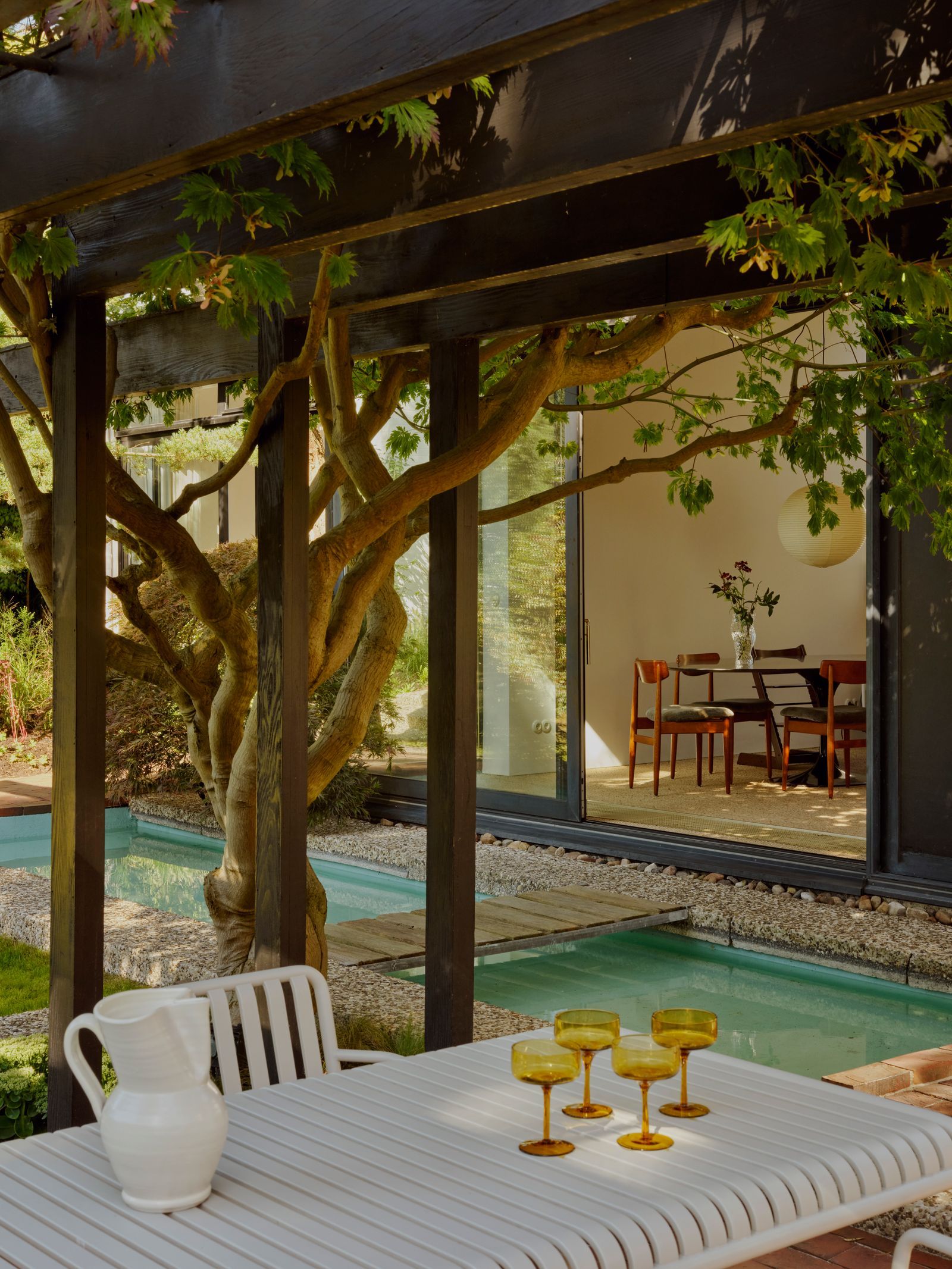 Veranda Terrassenpflanzen helle Gartenmöbel Pool