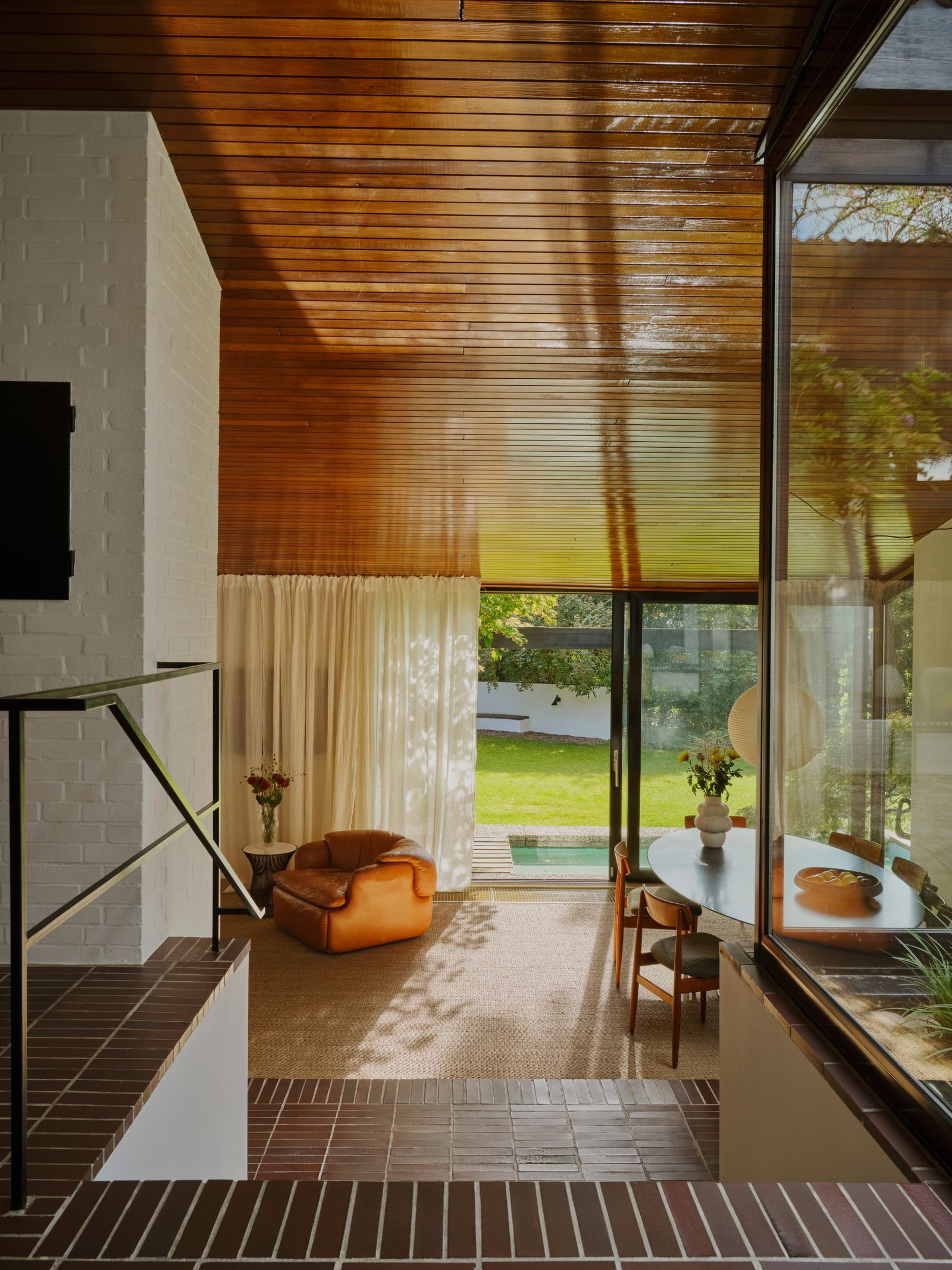 Offener Woh  Essbereich Holzvertäfelung Decke Modern großer Kamin