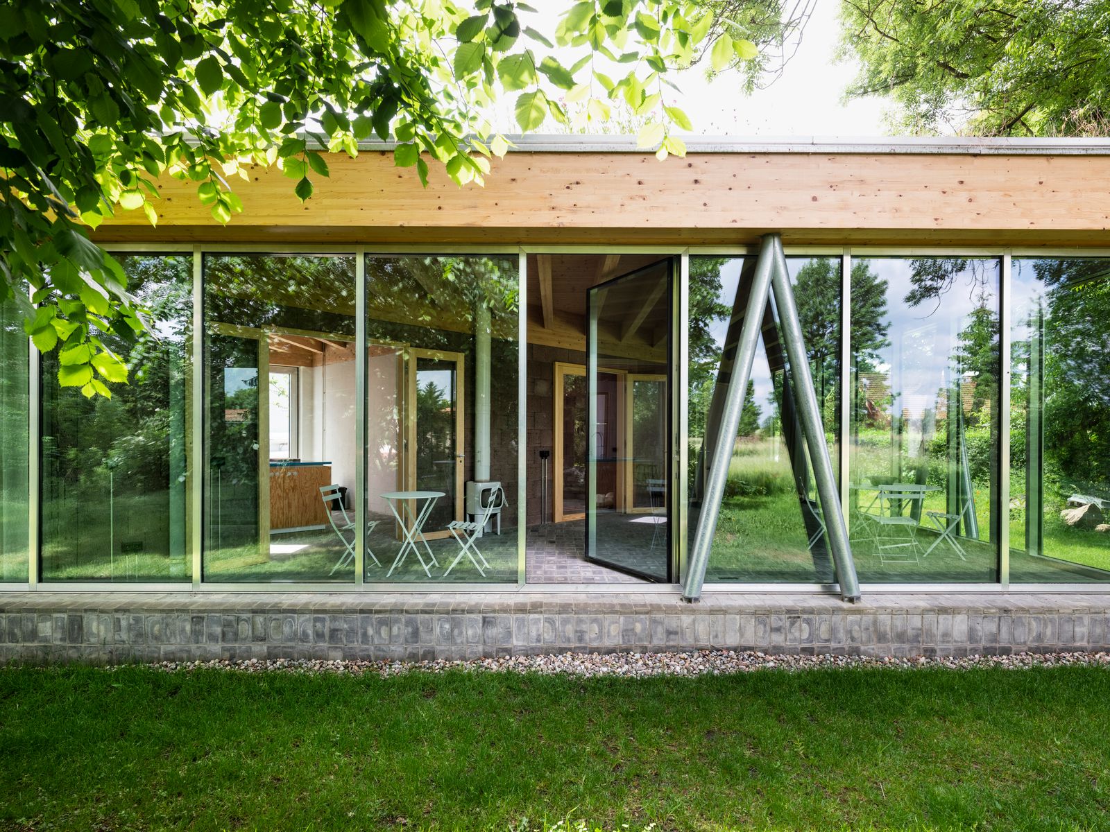 Viel Glas zeigt der umgebaute DDRKonsumLaden.