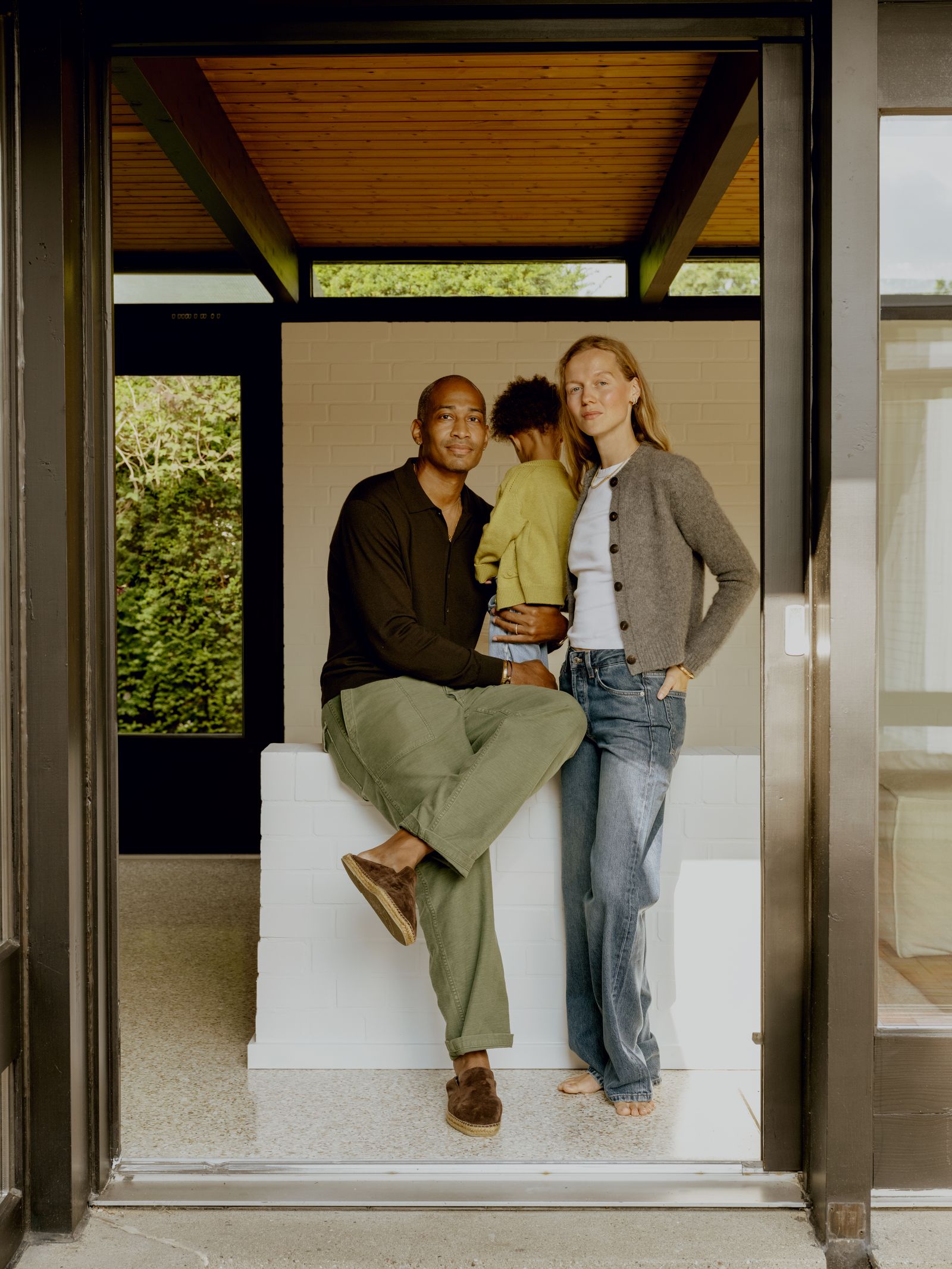 Die sanfte Patina des Bungalows zu bewahren und zu ergänzen war dem Paar wichtig. Die originalen Backsteinwände und...