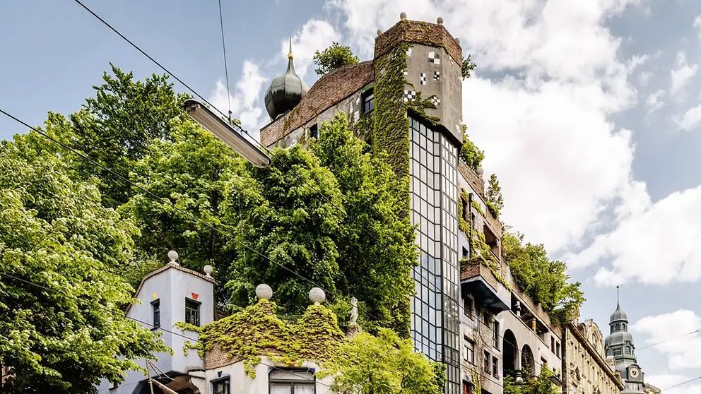 Dachbegrünung Hundertwasserhaus Wien Bäume Pflanzen Gründach Intensivbegrünung Straße