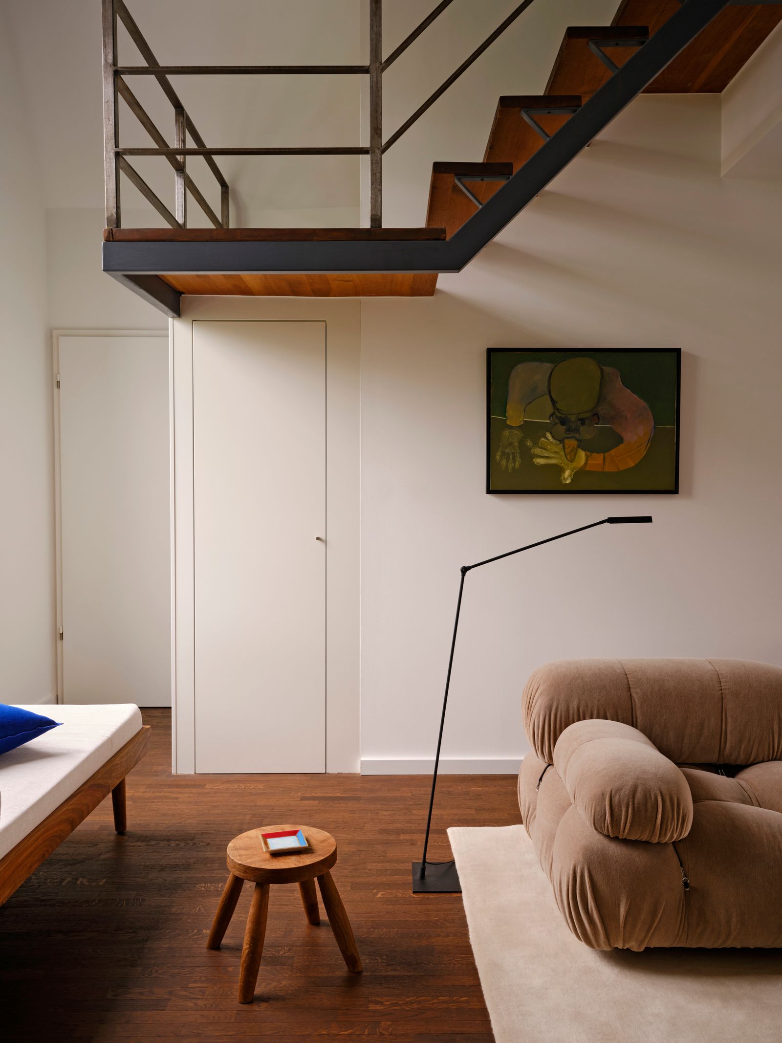 Wohnzimmer mit Sofa Hocker aus Holz und Liege