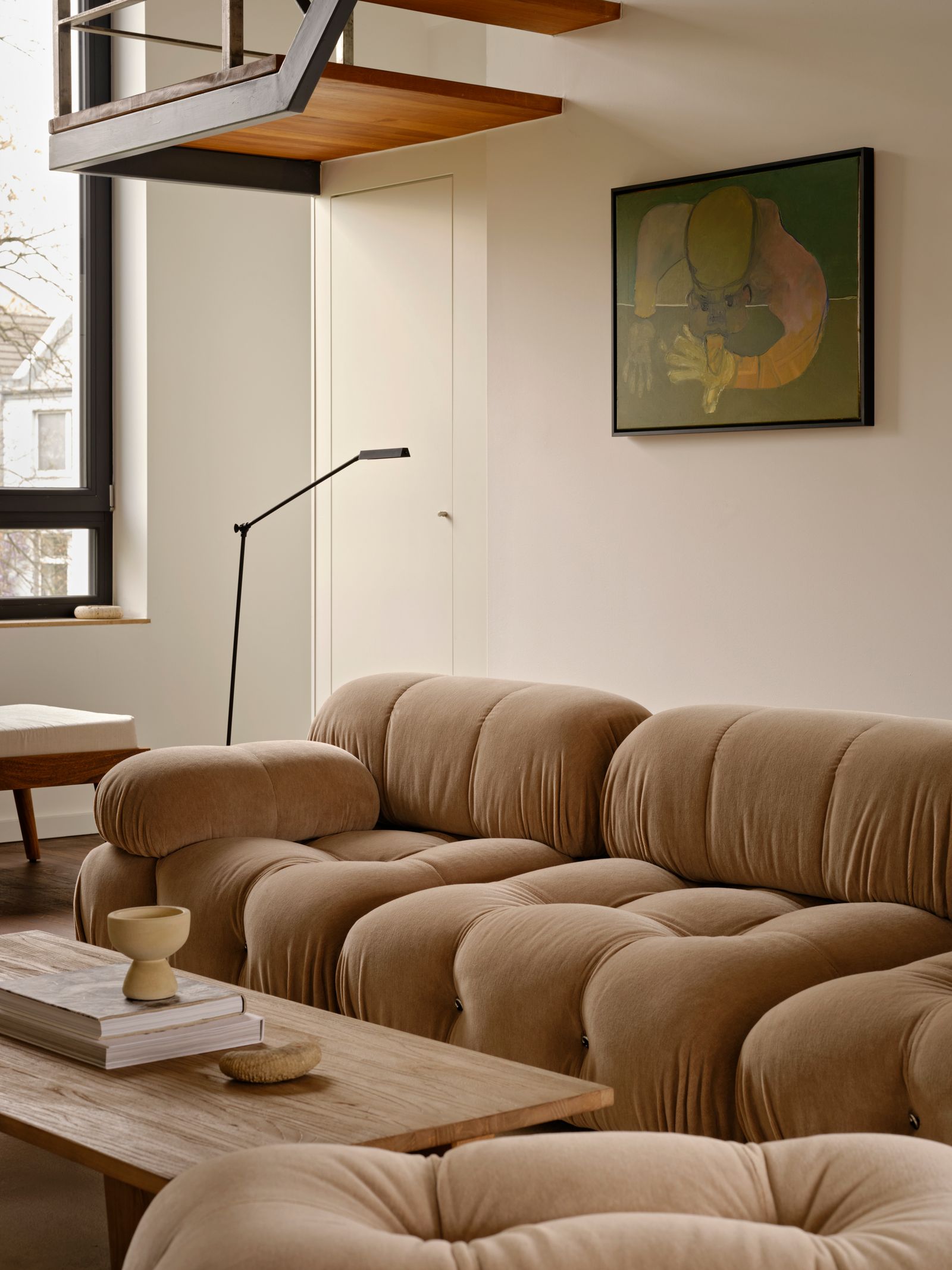 Sofa mit Bild darüber