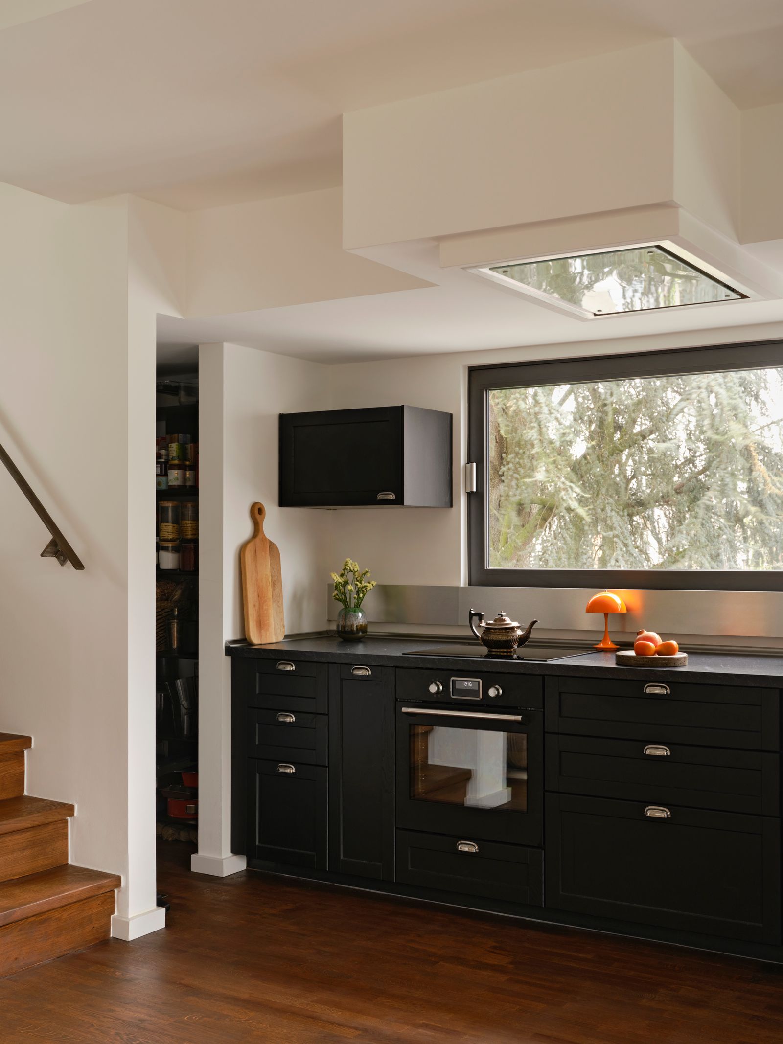 Schwarze Küche darüber ein Fenster