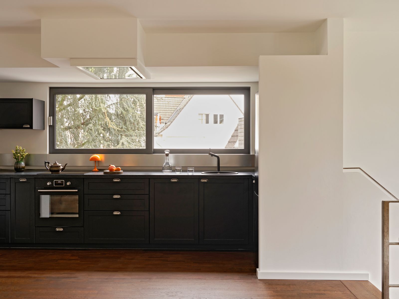 Schwarze Küche mit Fenster