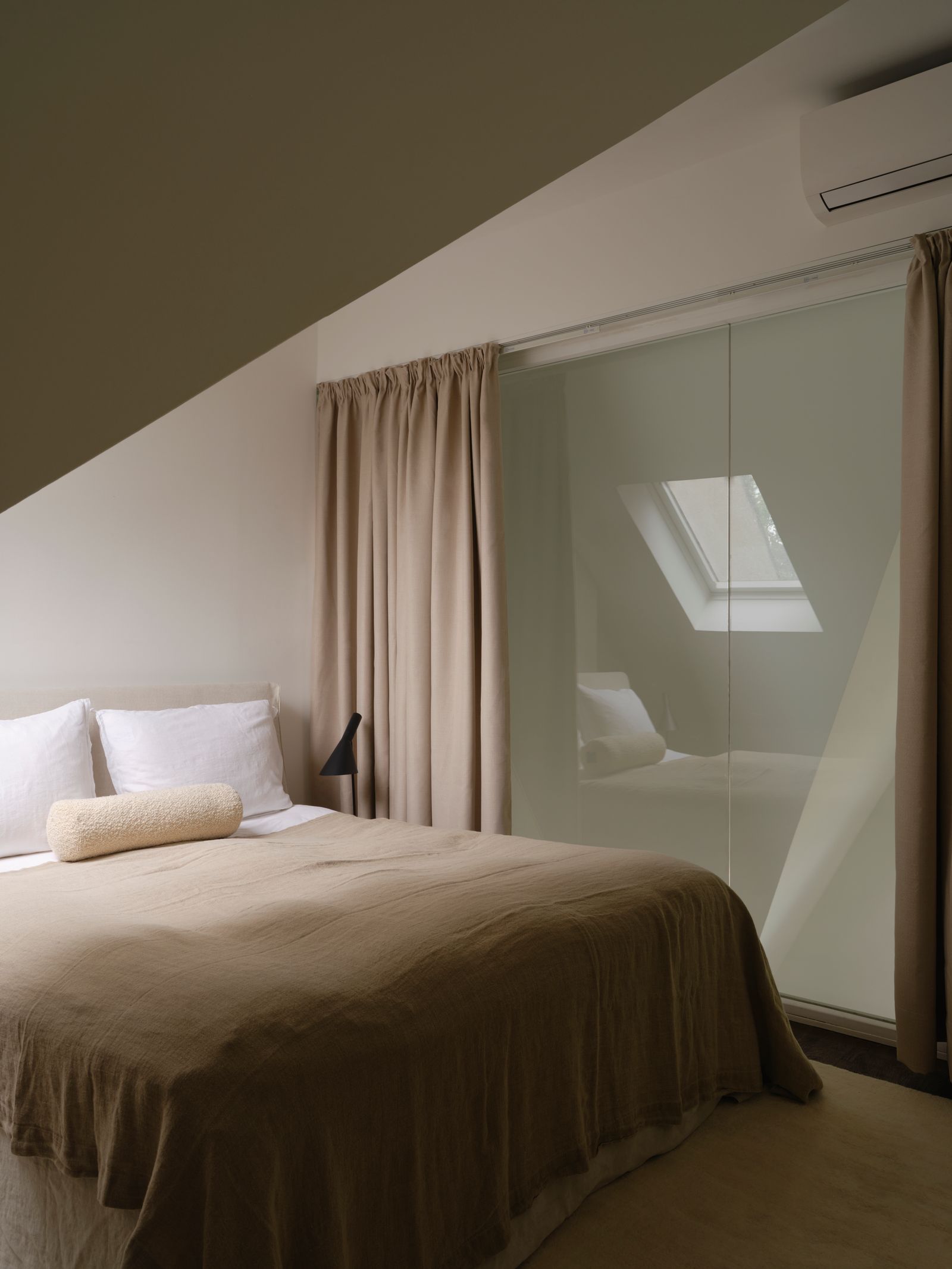 Schlafzimmer mit hellen Vorhängen