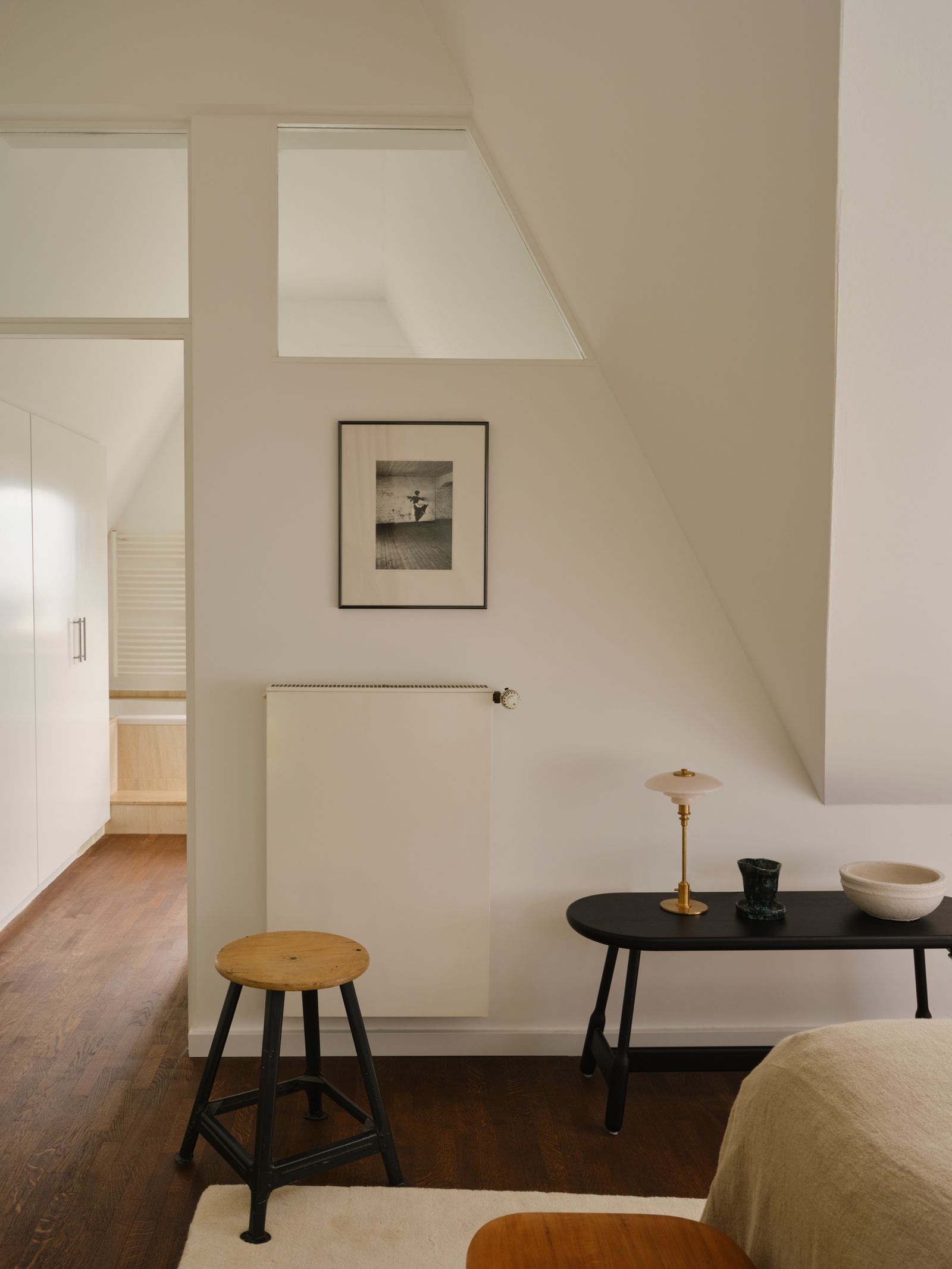 Hocker und Sideboard im Schlafzimmer